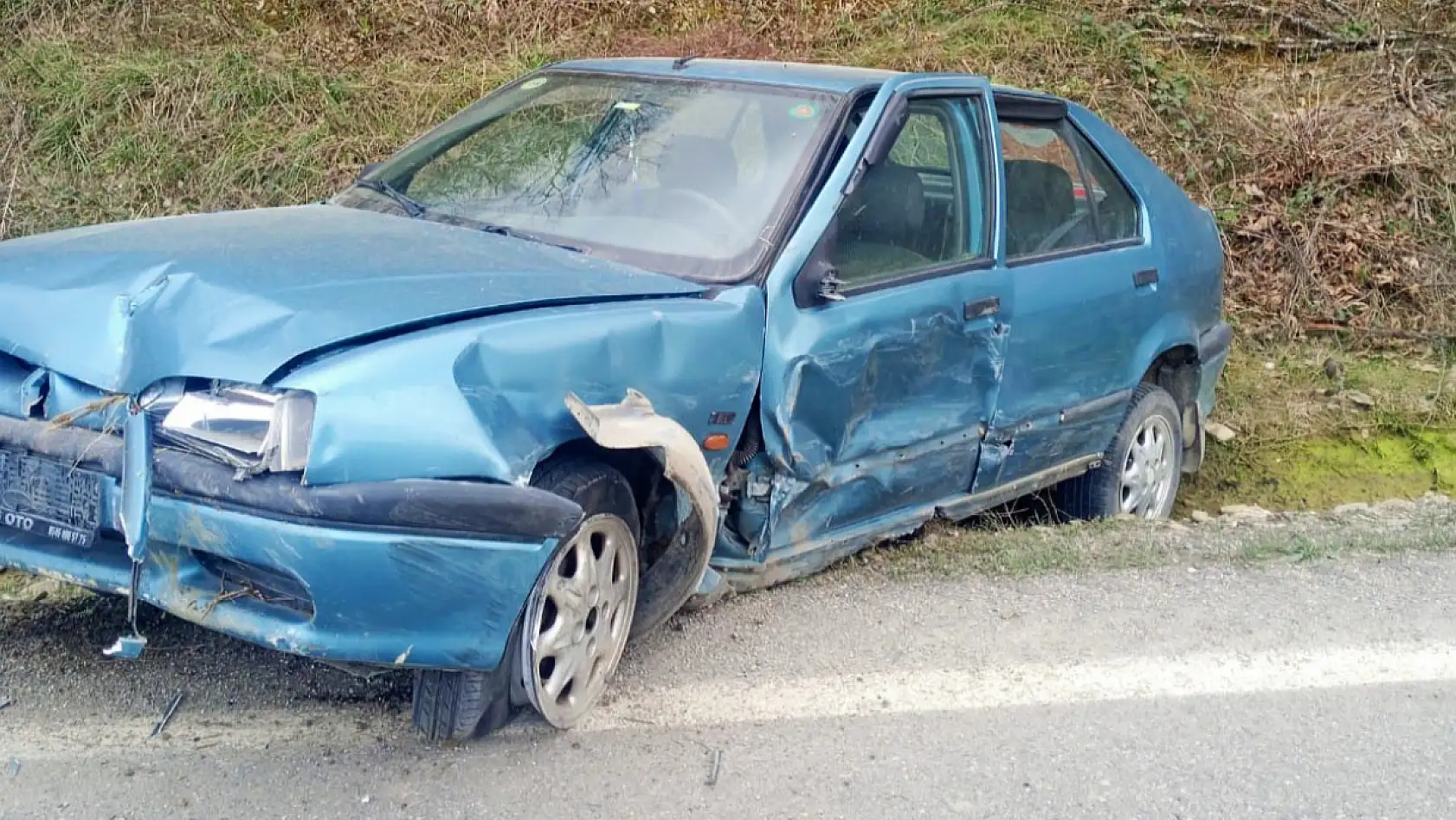 Üç otomobil kötü çarpıştı