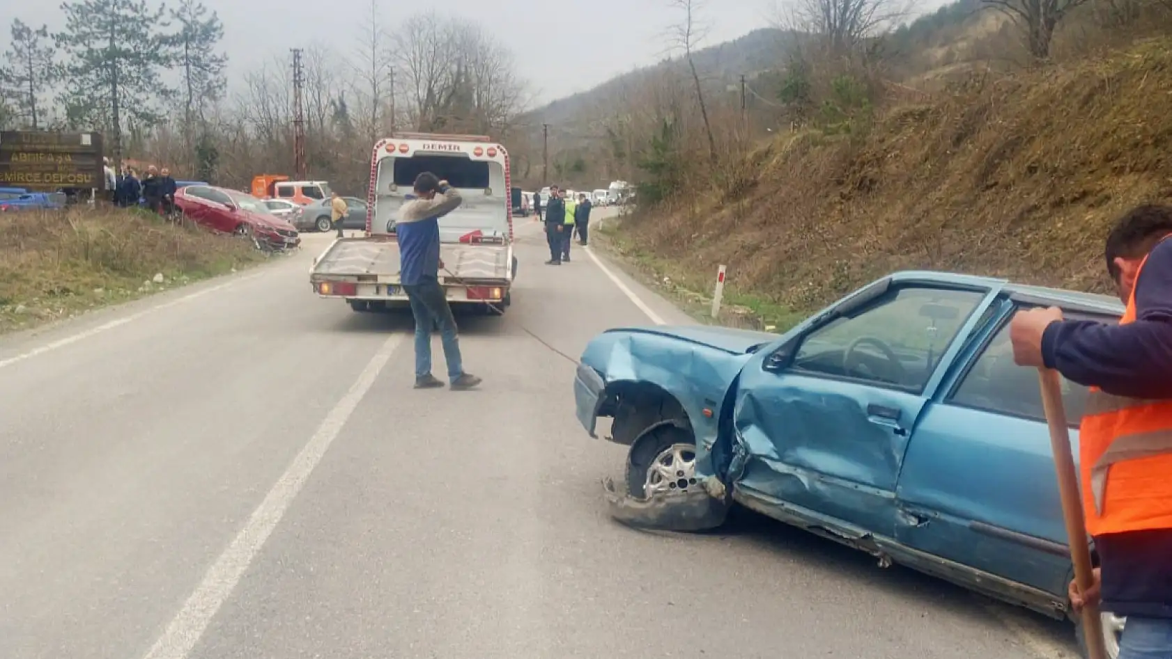 Üç otomobil kötü çarpıştı