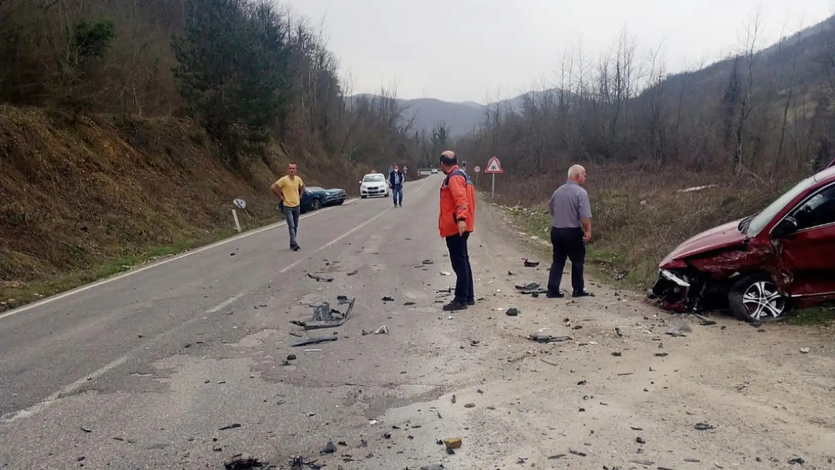 Üç otomobil kötü çarpıştı