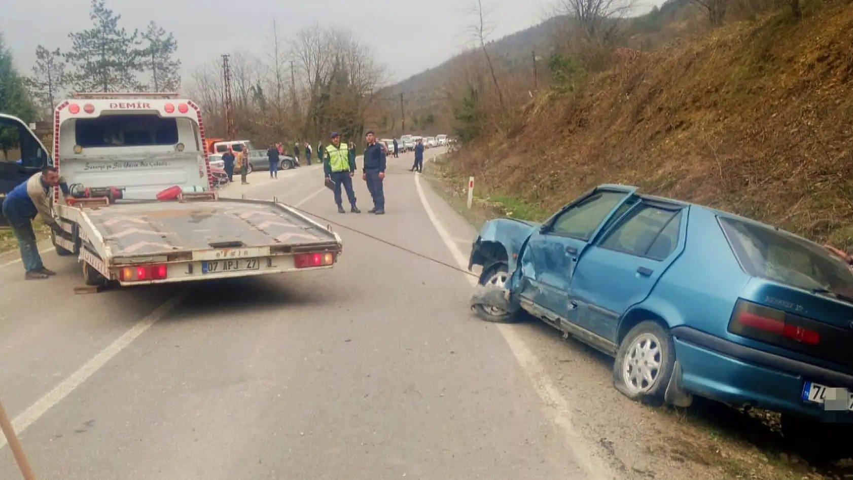 Üç otomobil kötü çarpıştı