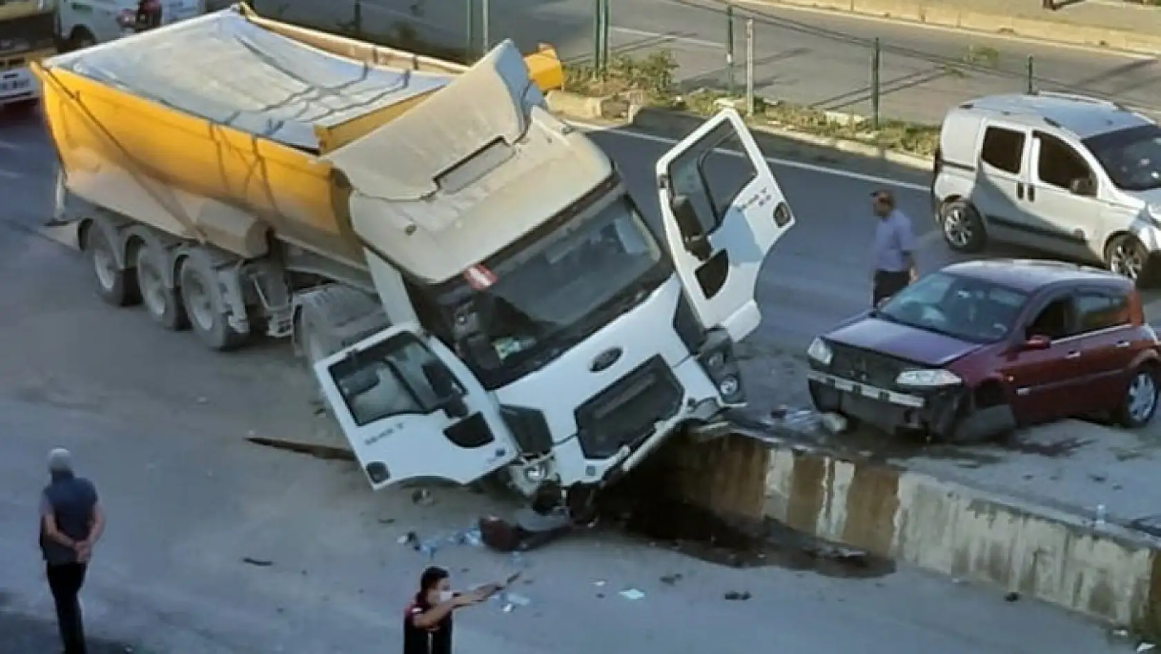 Tır ile otomobil çarpıştı