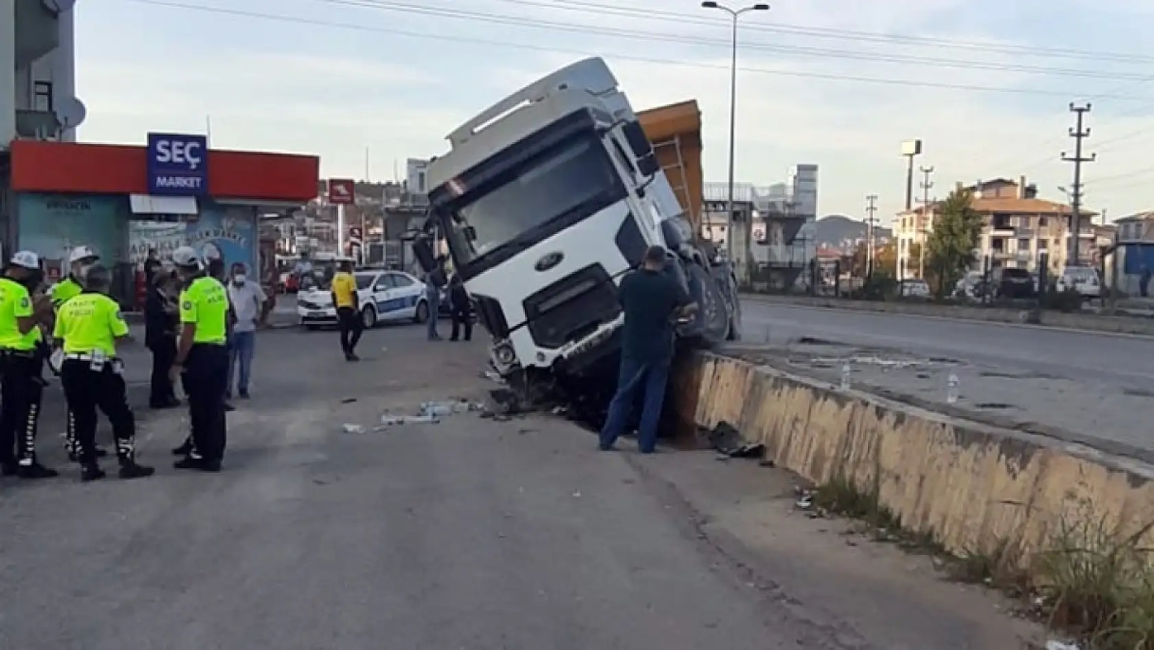 Tır ile otomobil çarpıştı