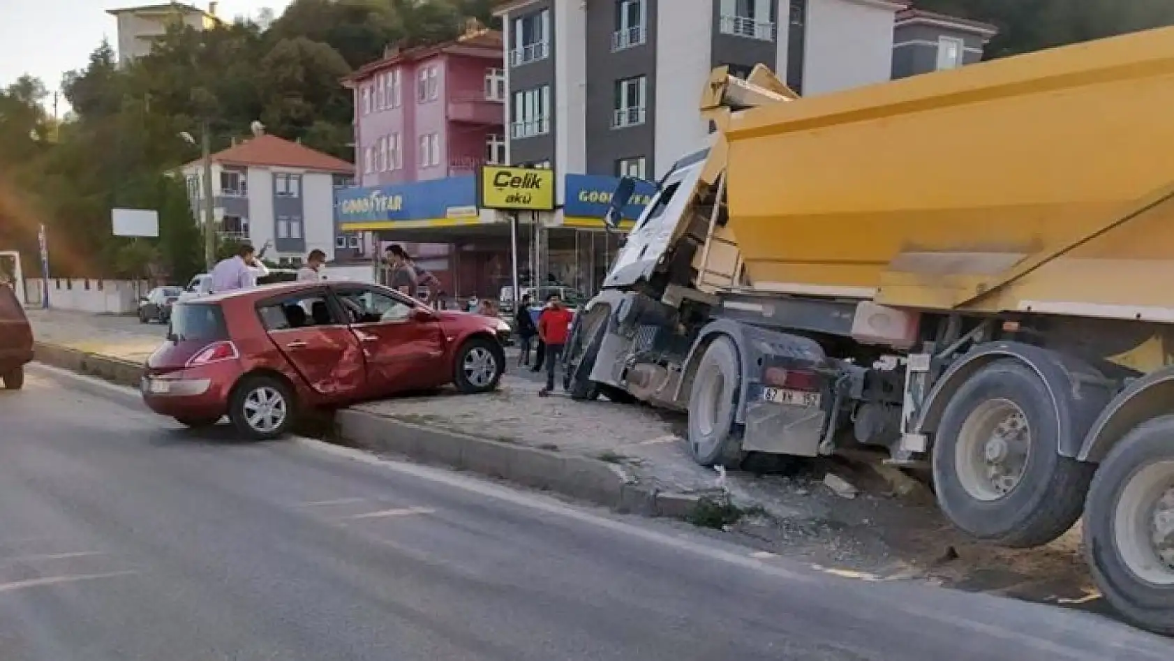 Tır ile otomobil çarpıştı