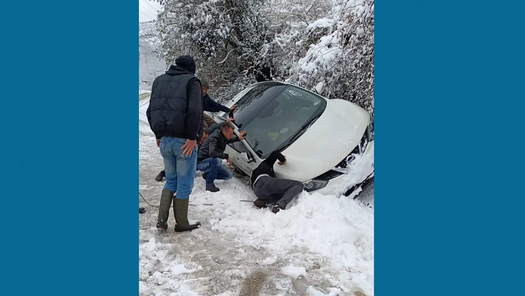 Karlı zeminde yoldan çıktı