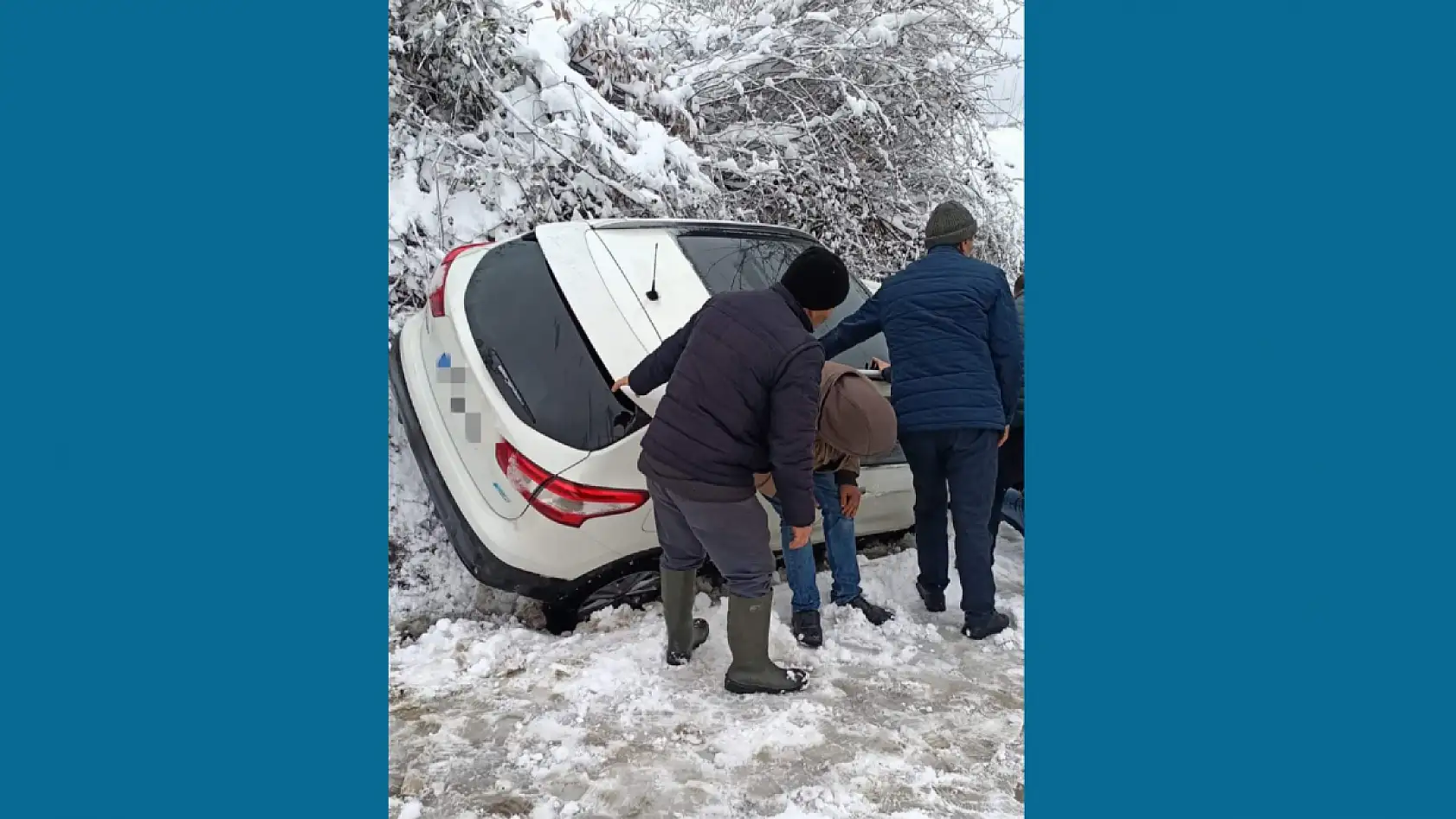 Karlı zeminde yoldan çıktı