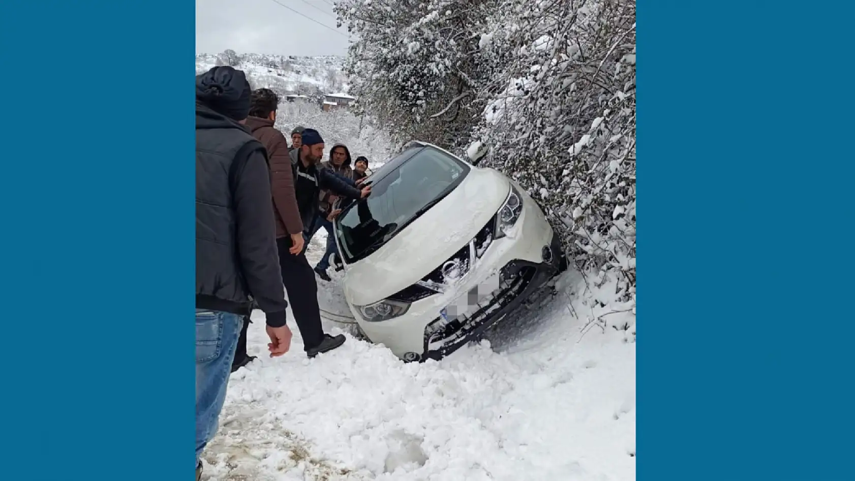 Karlı zeminde yoldan çıktı