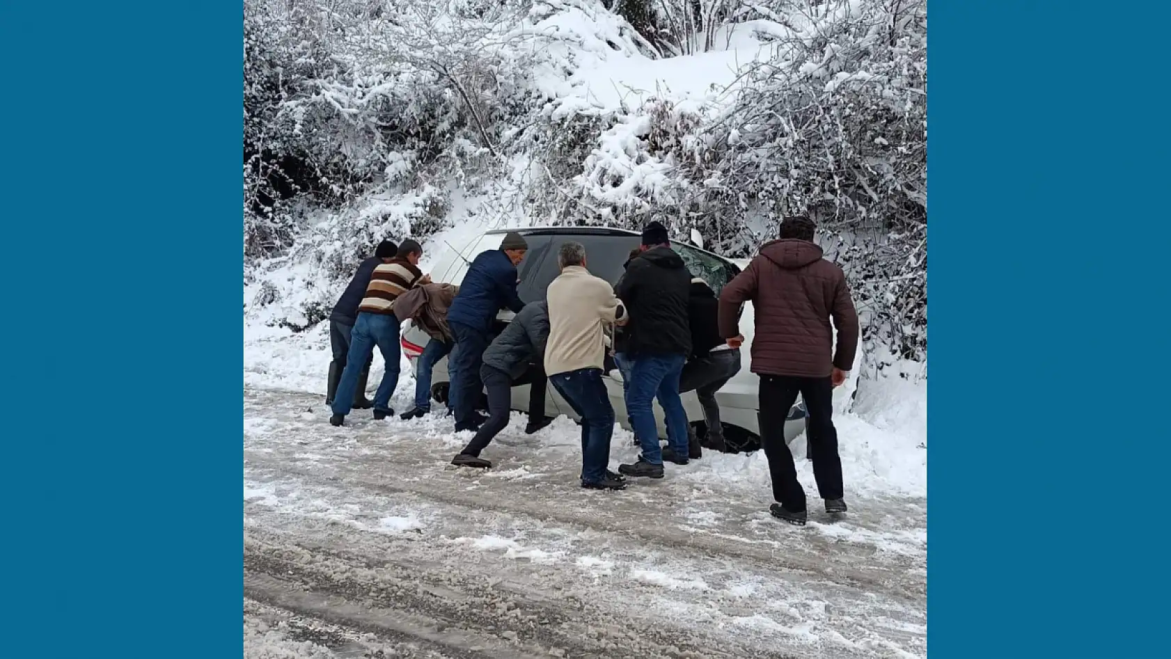 Karlı zeminde yoldan çıktı