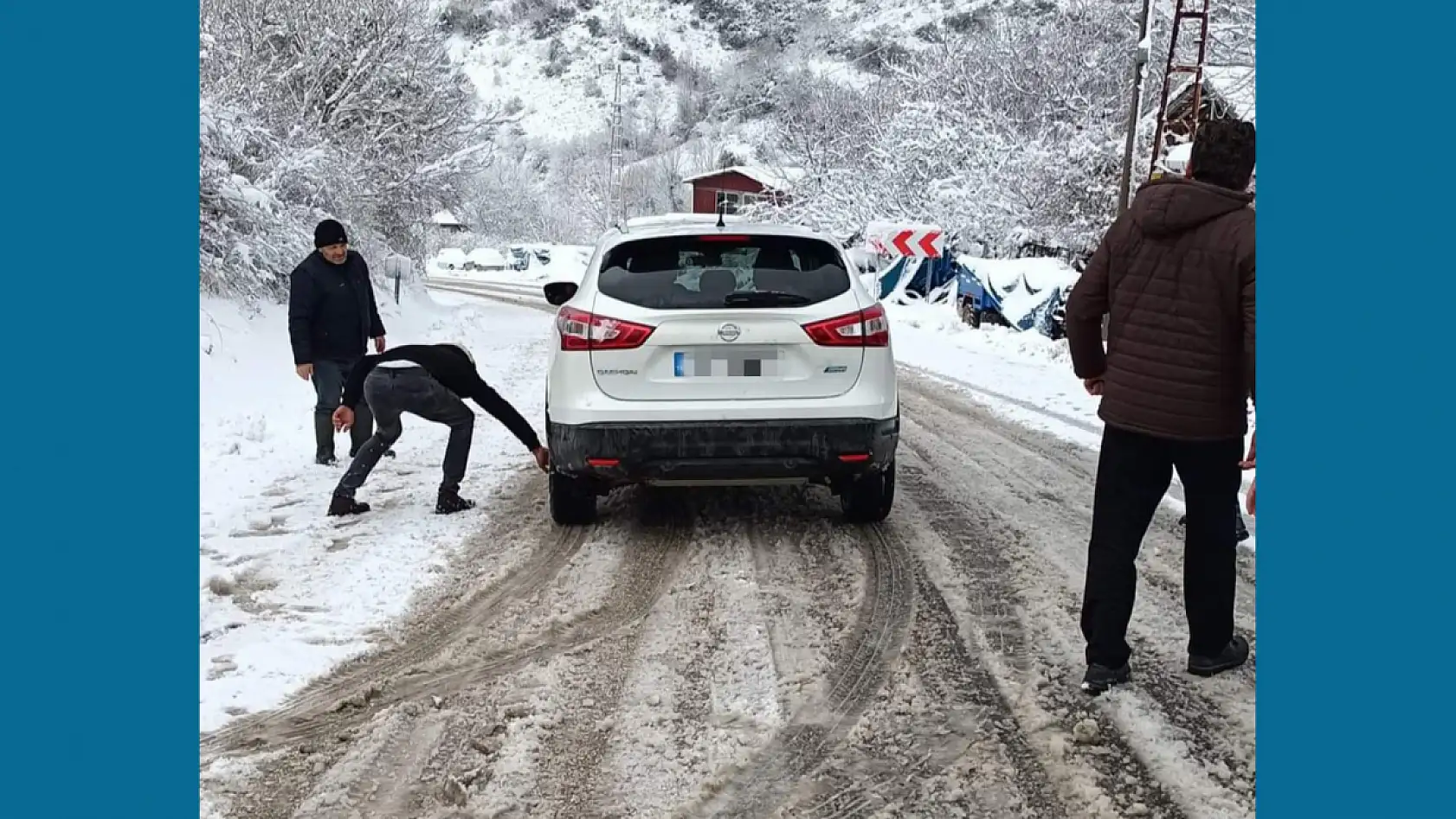 Karlı zeminde yoldan çıktı