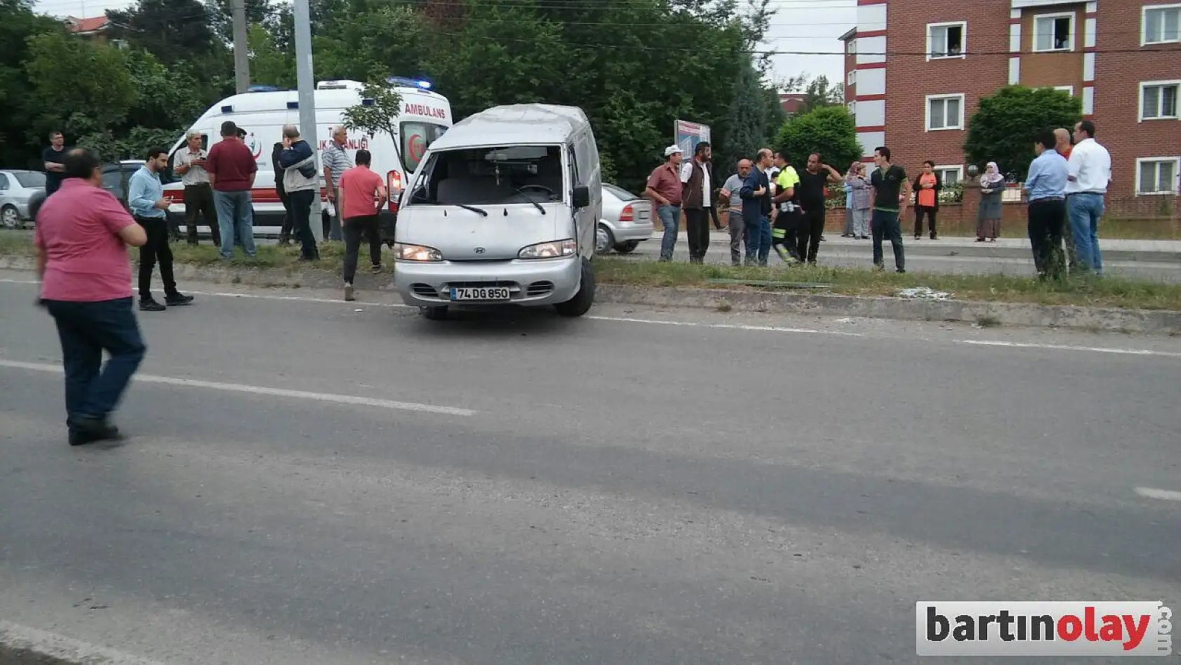 Kontrolden çıkan minibüs takla attı