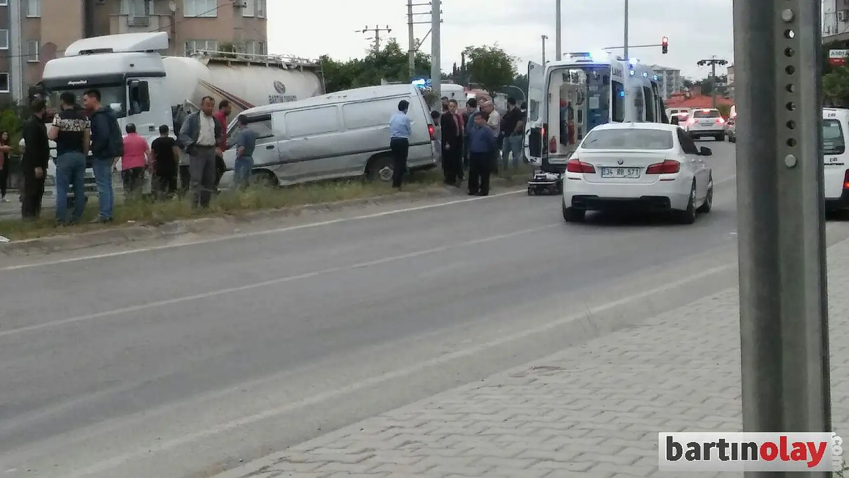 Kontrolden çıkan minibüs takla attı