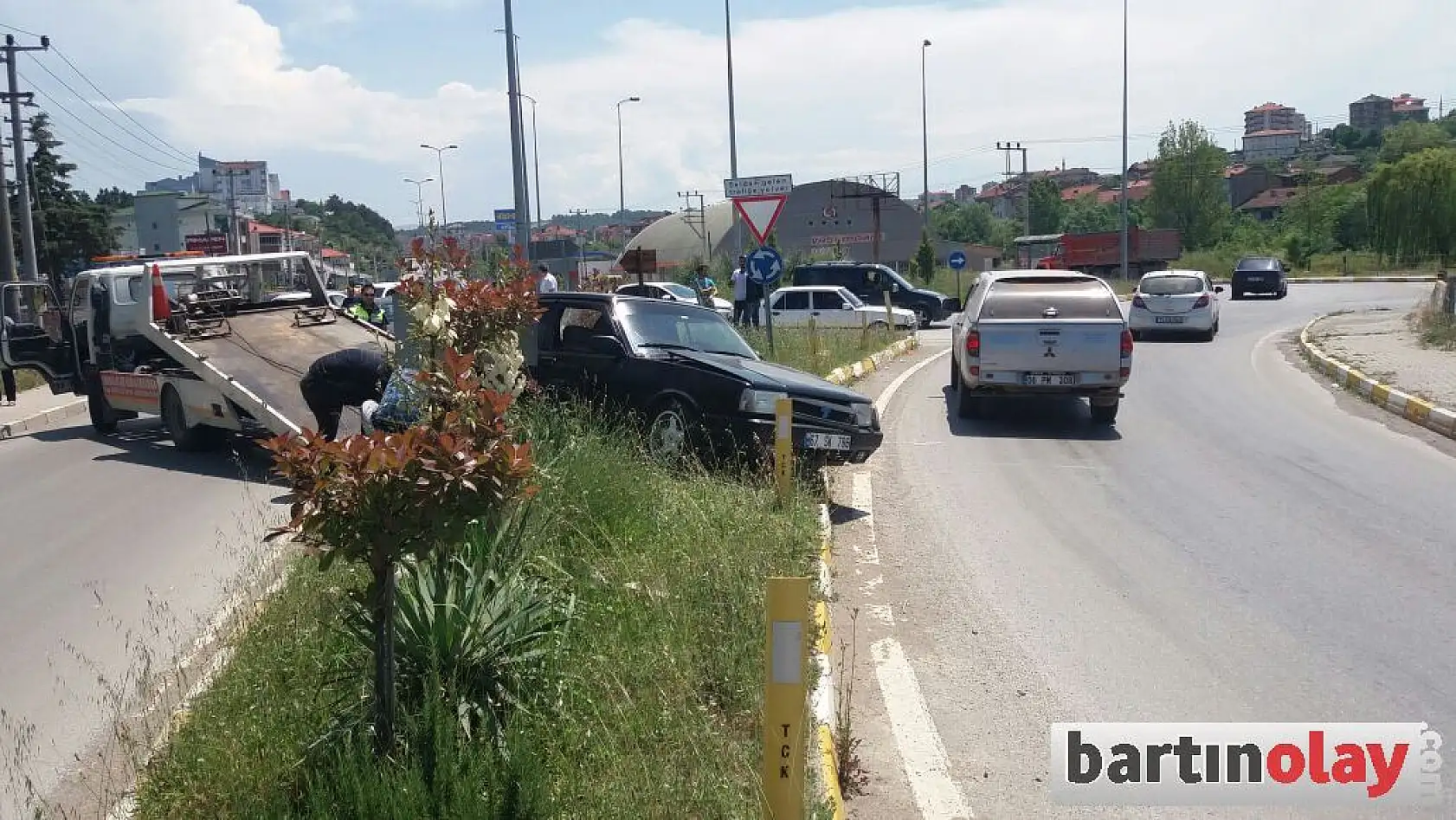 Kontrolü kaybetti, orta refüje çarptı