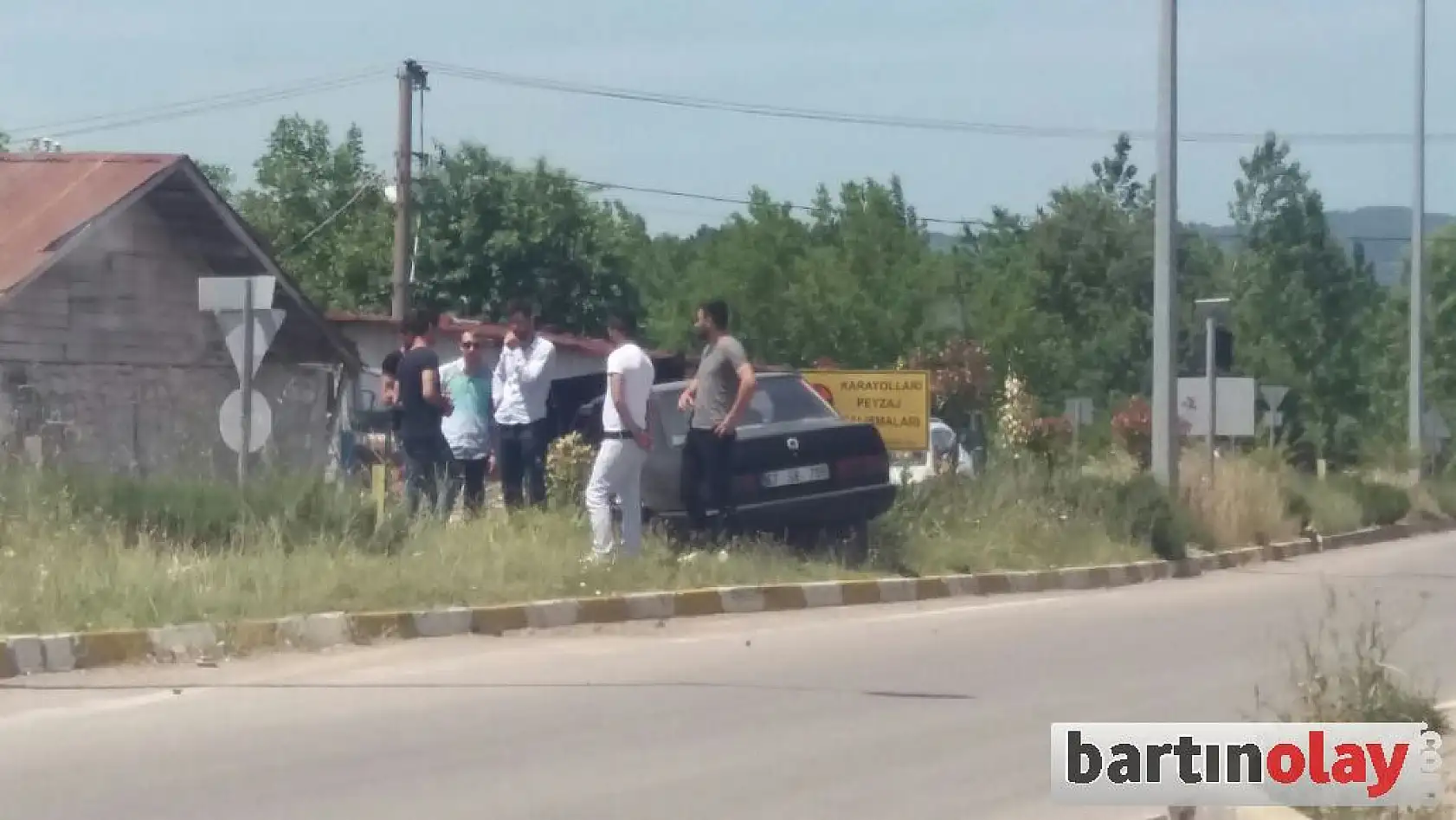 Kontrolü kaybetti, orta refüje çarptı