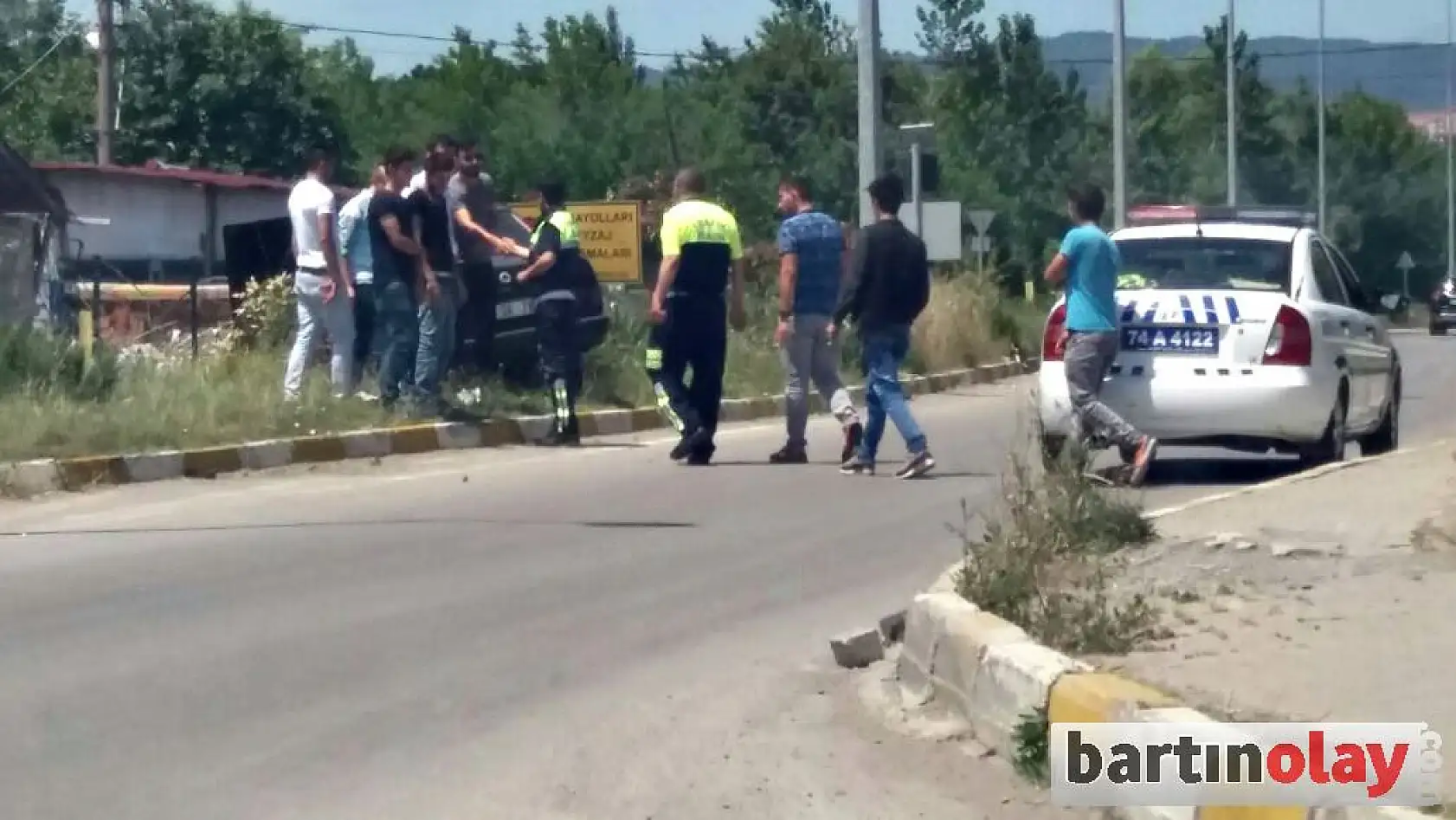 Kontrolü kaybetti, orta refüje çarptı