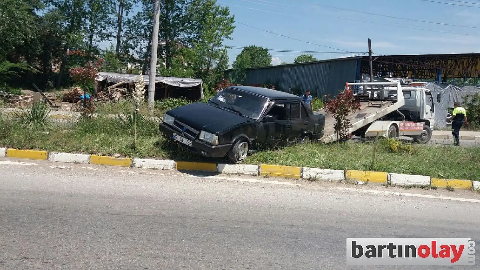 Kontrolü kaybetti, orta refüje çarptı