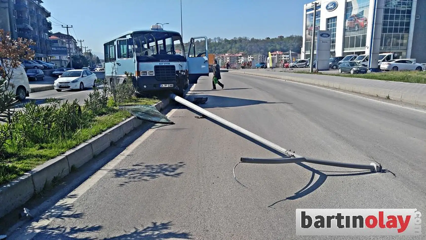 Orta refüje çıkıp elektrik direğine çarptı