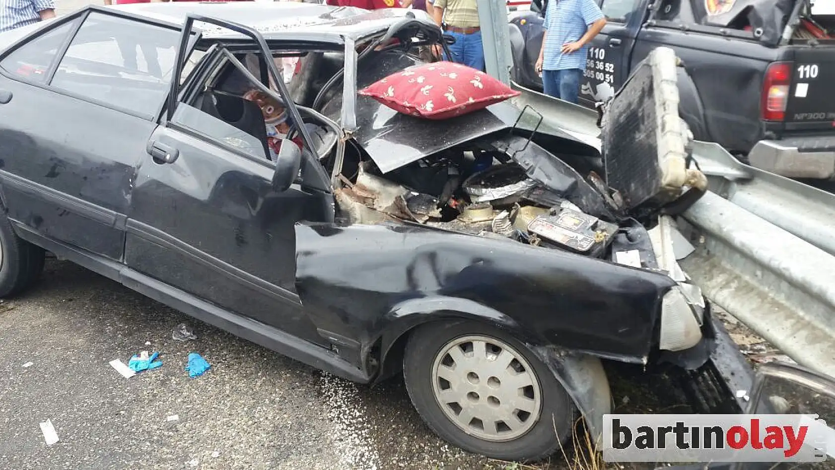 Otomobil bariyerlere çarptı, 2 ölü 