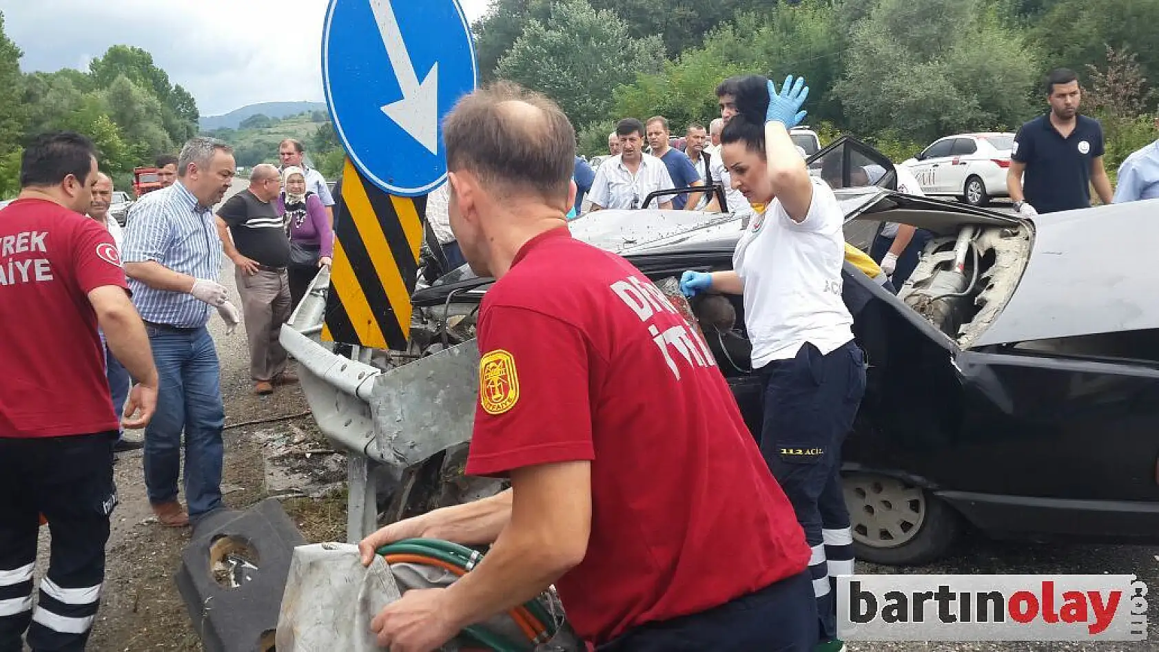 Otomobil bariyerlere çarptı, 2 ölü 