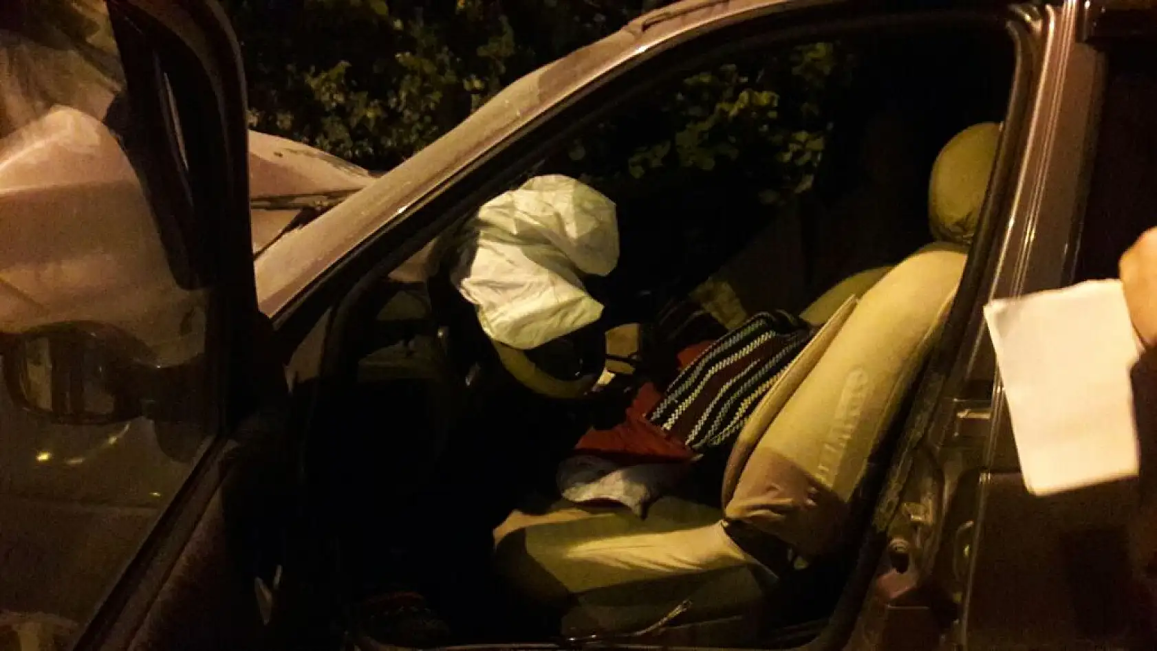 Otomobil Elektrik Direğine Çarptı