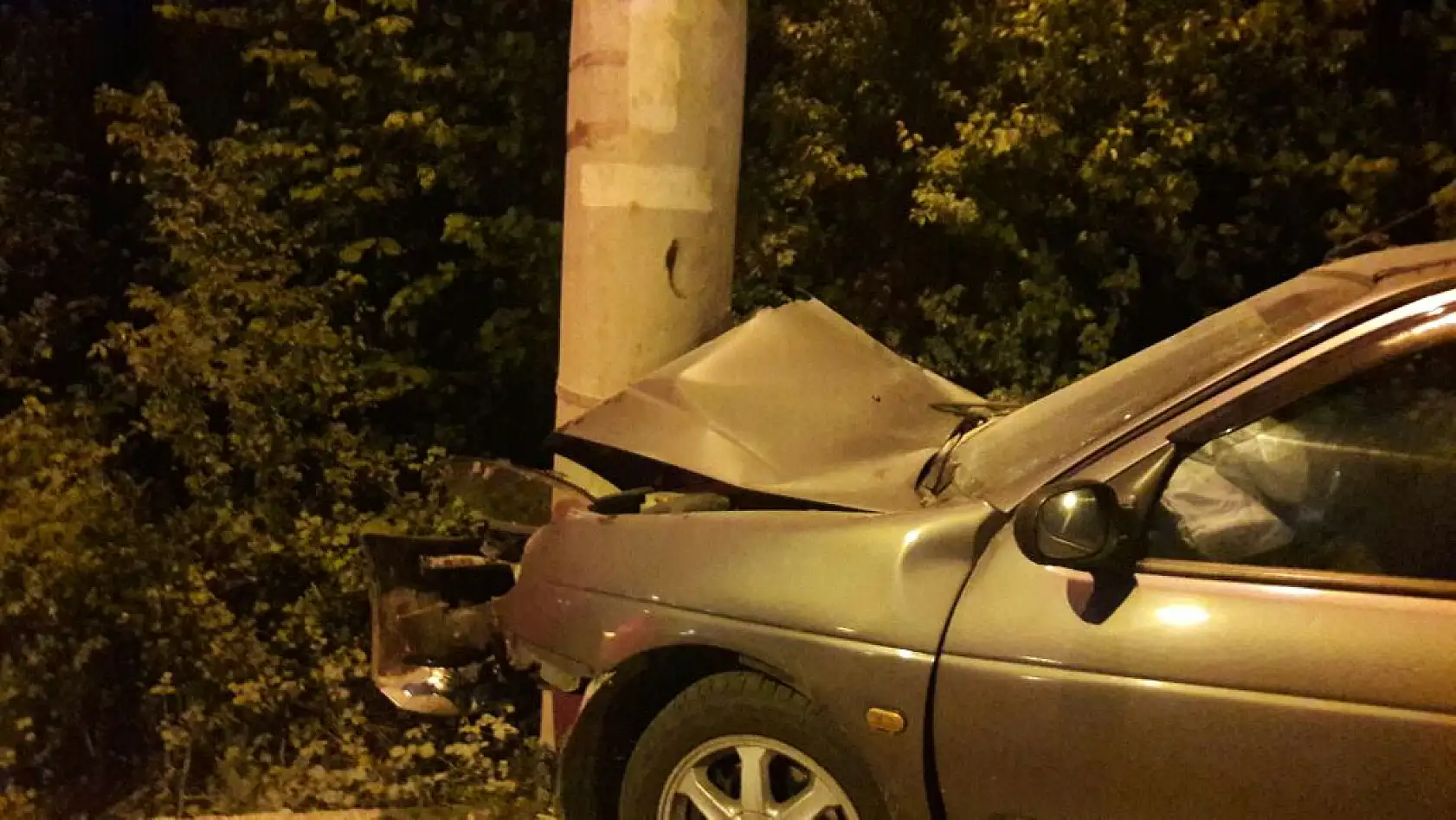 Otomobil Elektrik Direğine Çarptı