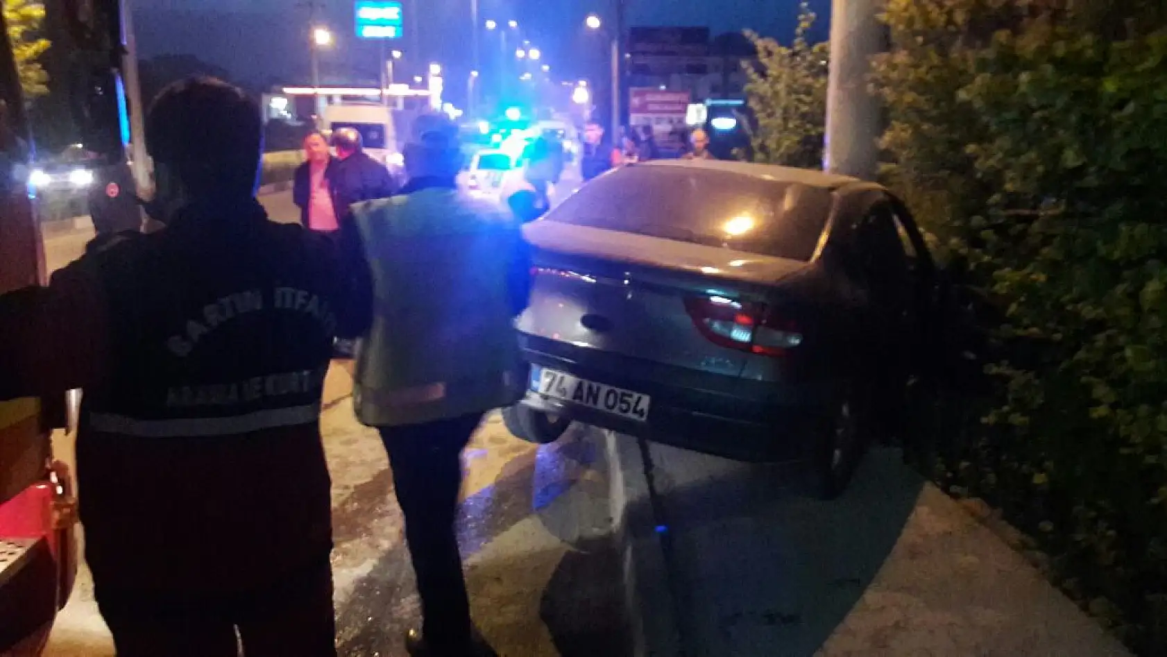 Otomobil Elektrik Direğine Çarptı