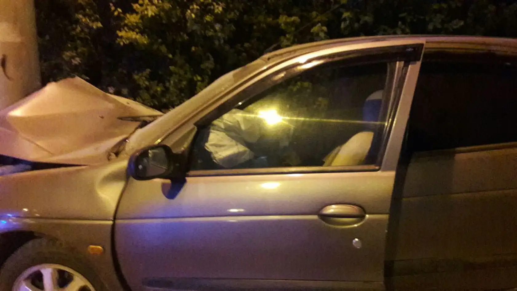 Otomobil Elektrik Direğine Çarptı