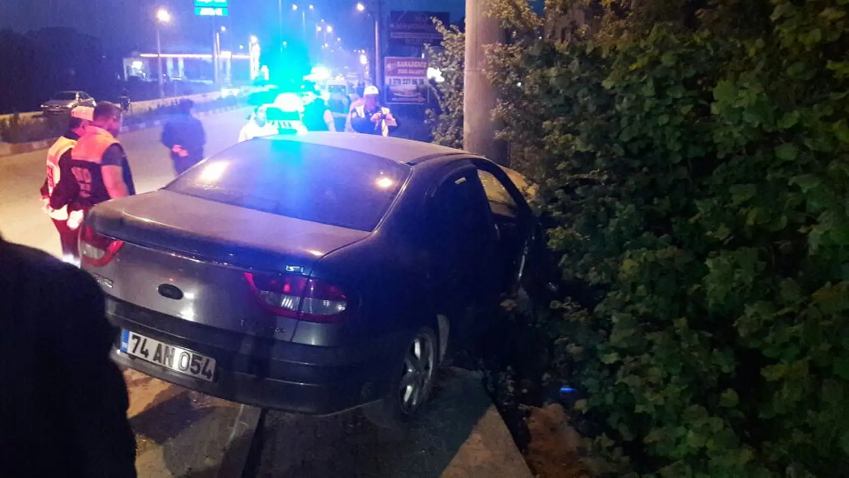 Otomobil Elektrik Direğine Çarptı