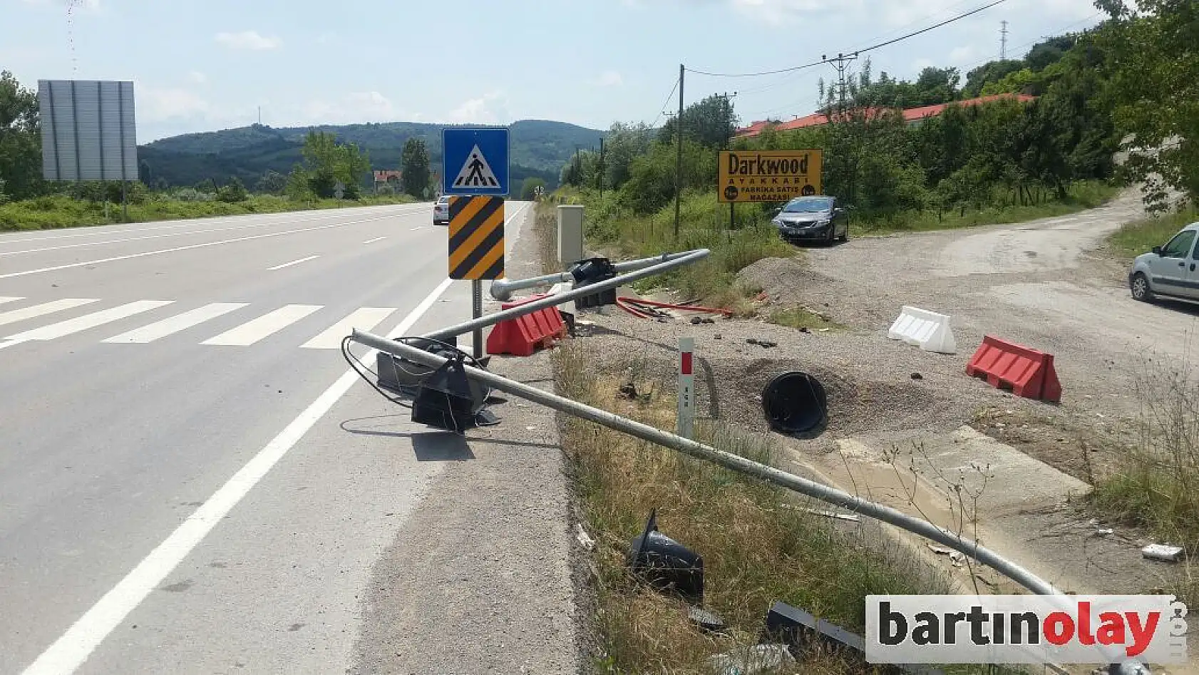 Otomobil sinyalizasyon Direğine Çarptı: 4 Yaralı