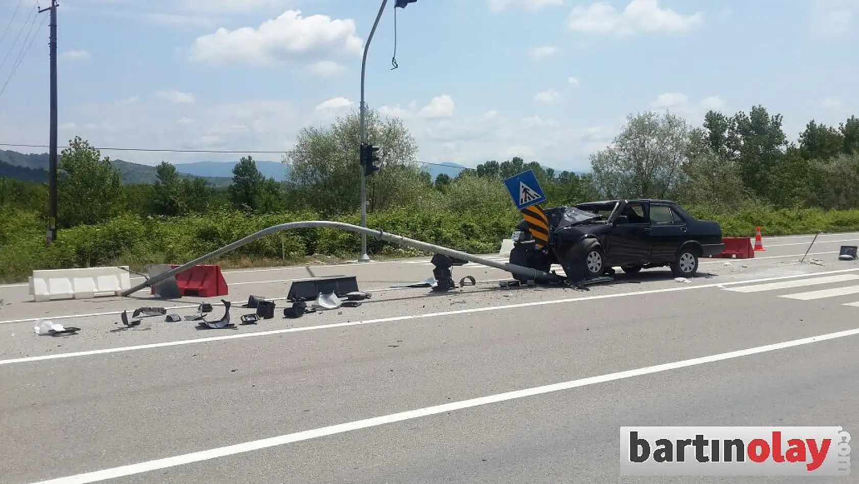 Otomobil sinyalizasyon Direğine Çarptı: 4 Yaralı