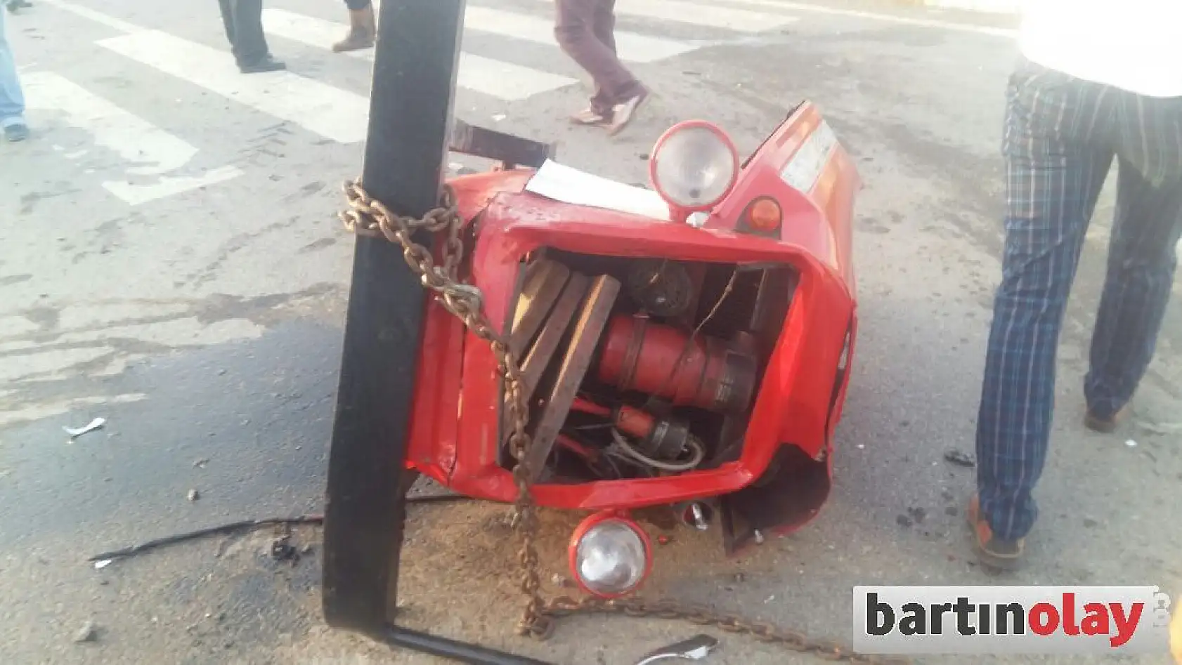 Otomobille Çarpışan Traktör İkiye Ayrıldı