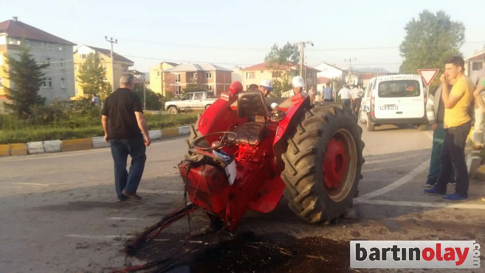 Otomobille Çarpışan Traktör İkiye Ayrıldı