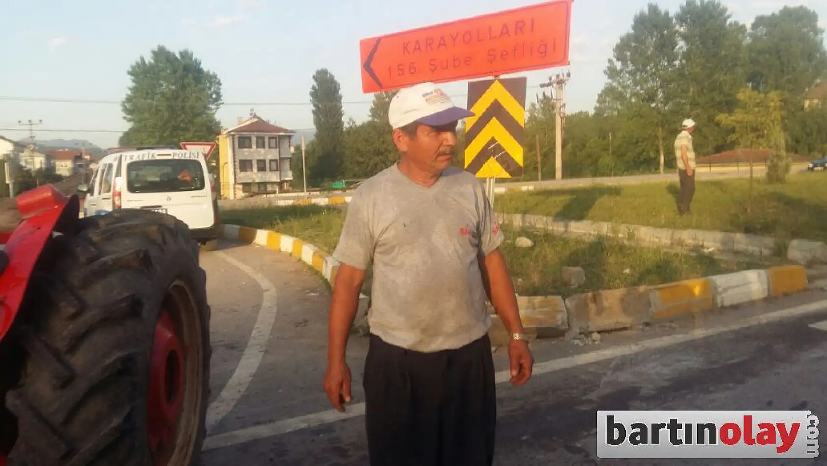 Otomobille Çarpışan Traktör İkiye Ayrıldı