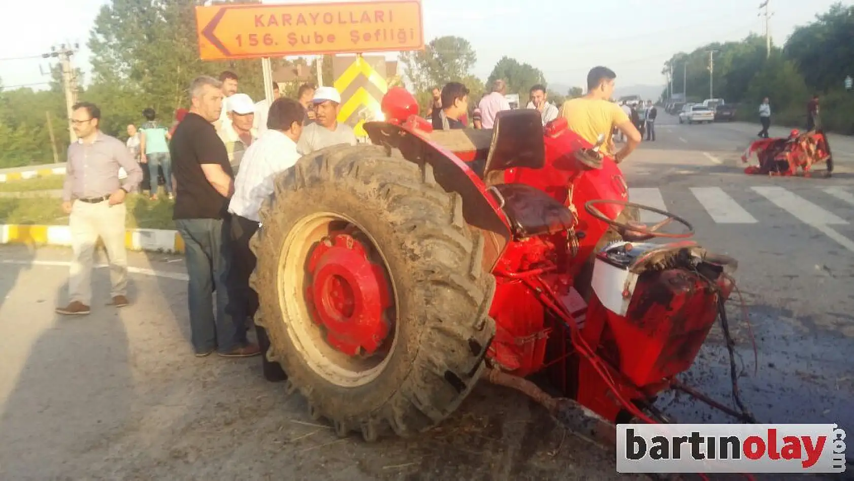 Otomobille Çarpışan Traktör İkiye Ayrıldı