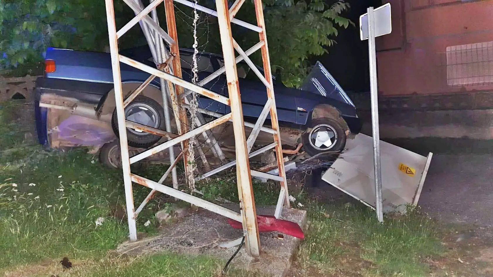 Elektrik panosuna çarptı, köy karanlığa büründü