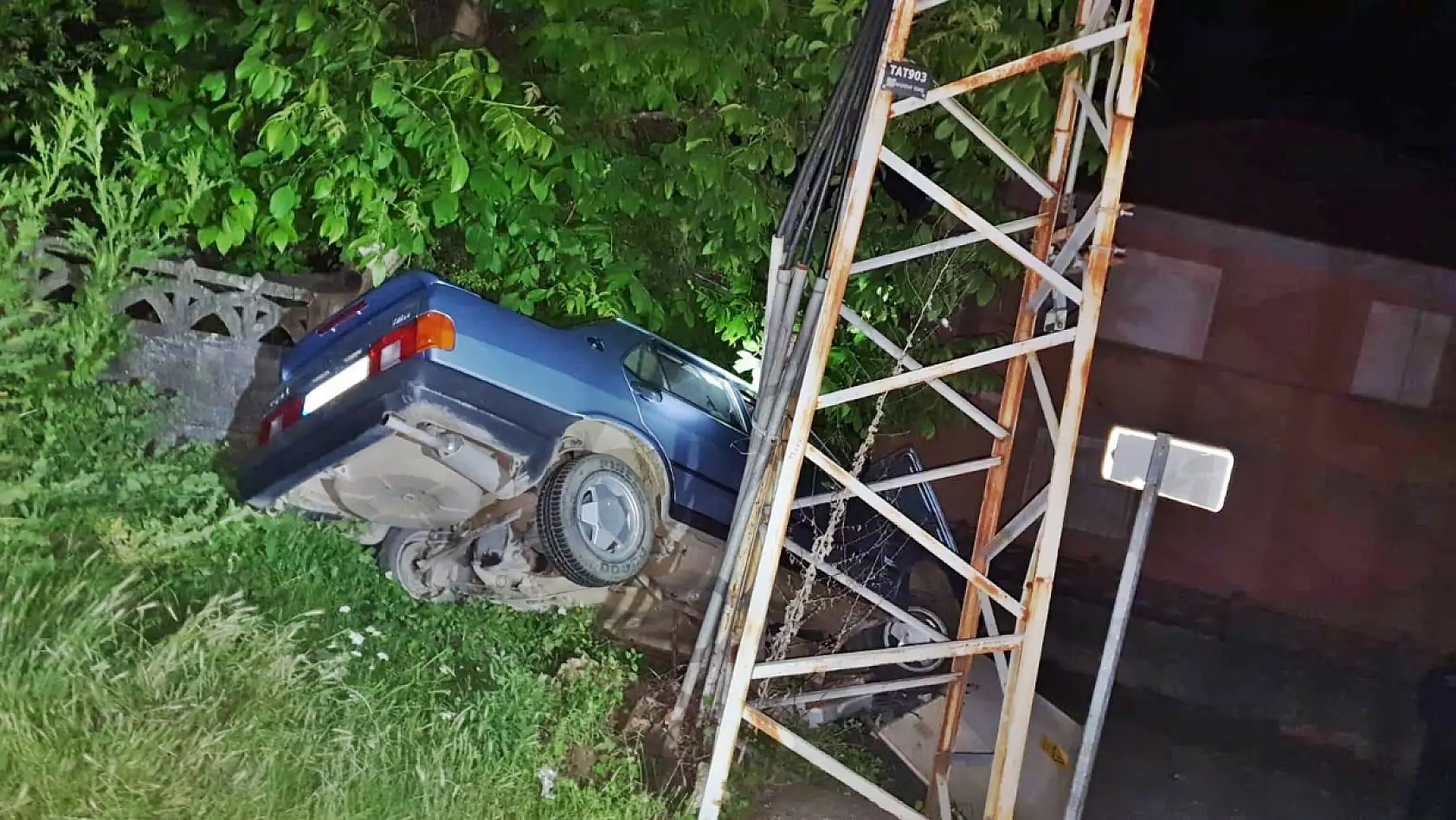 Elektrik panosuna çarptı, köy karanlığa büründü