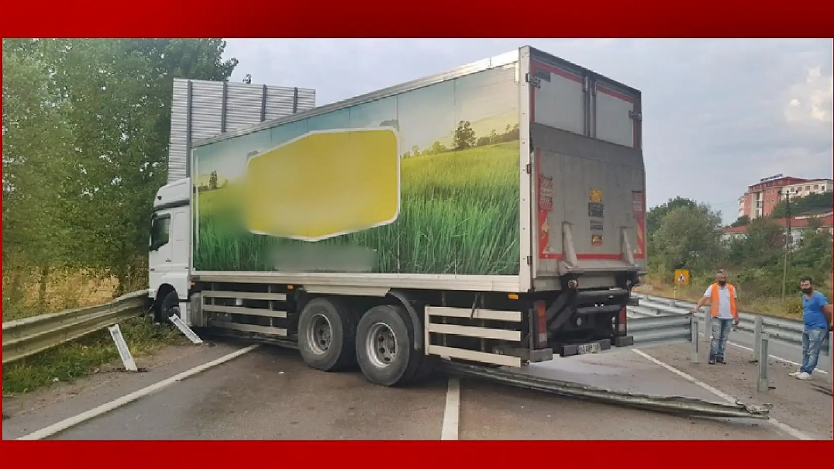 Islak yolda bariyerlere çarpıp karşı şeride geçti