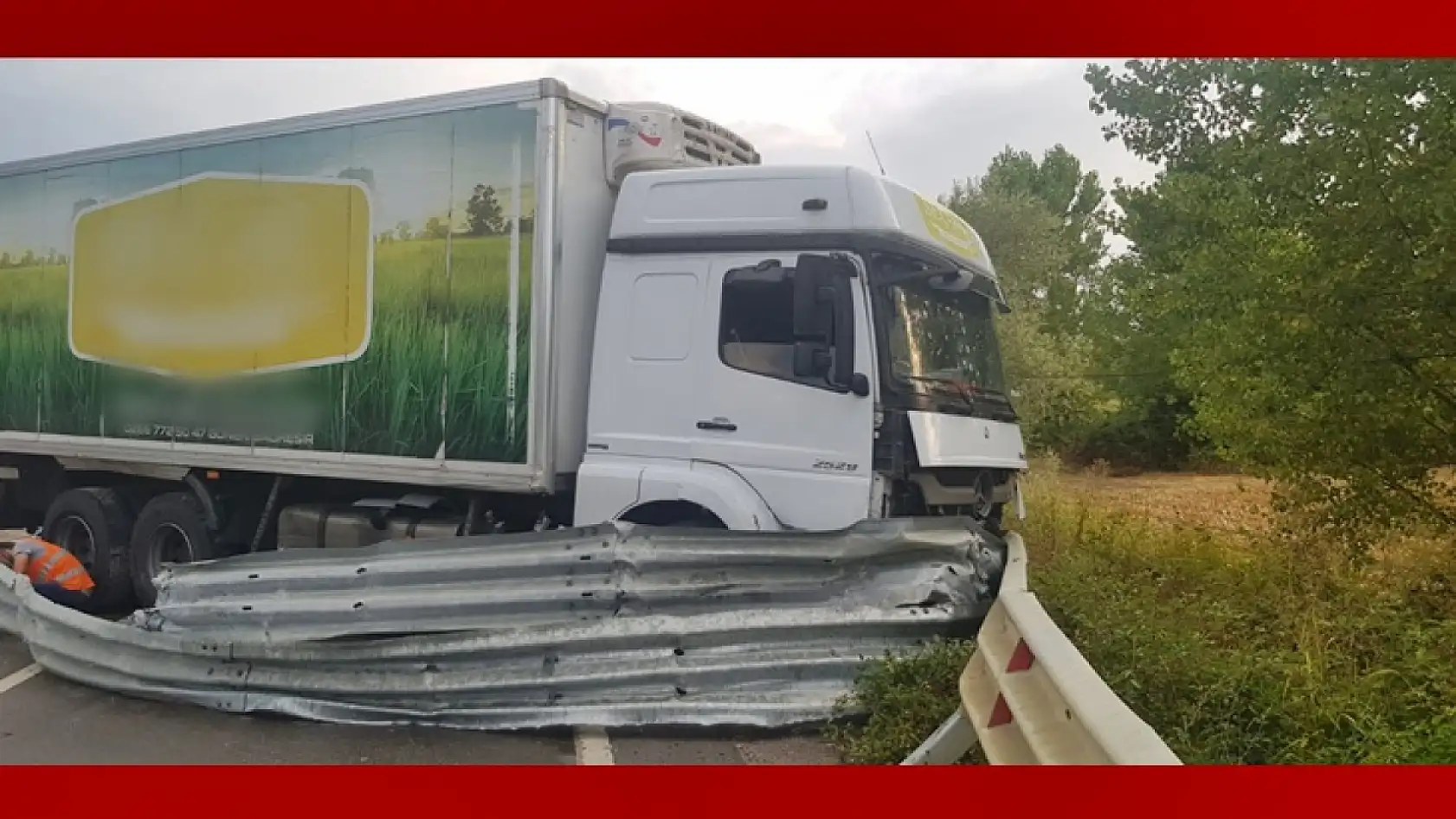 Islak yolda bariyerlere çarpıp karşı şeride geçti