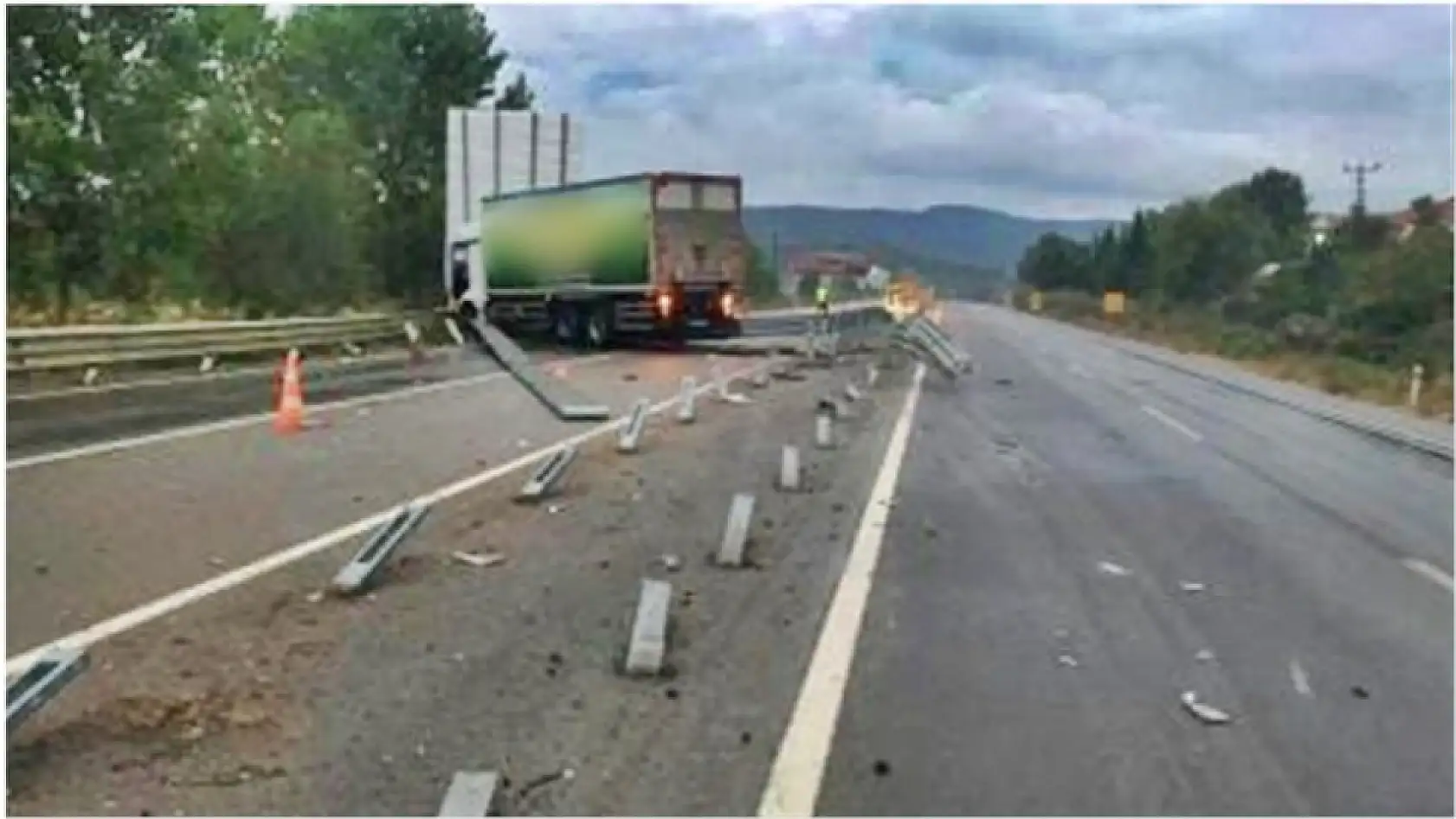 Islak yolda bariyerlere çarpıp karşı şeride geçti