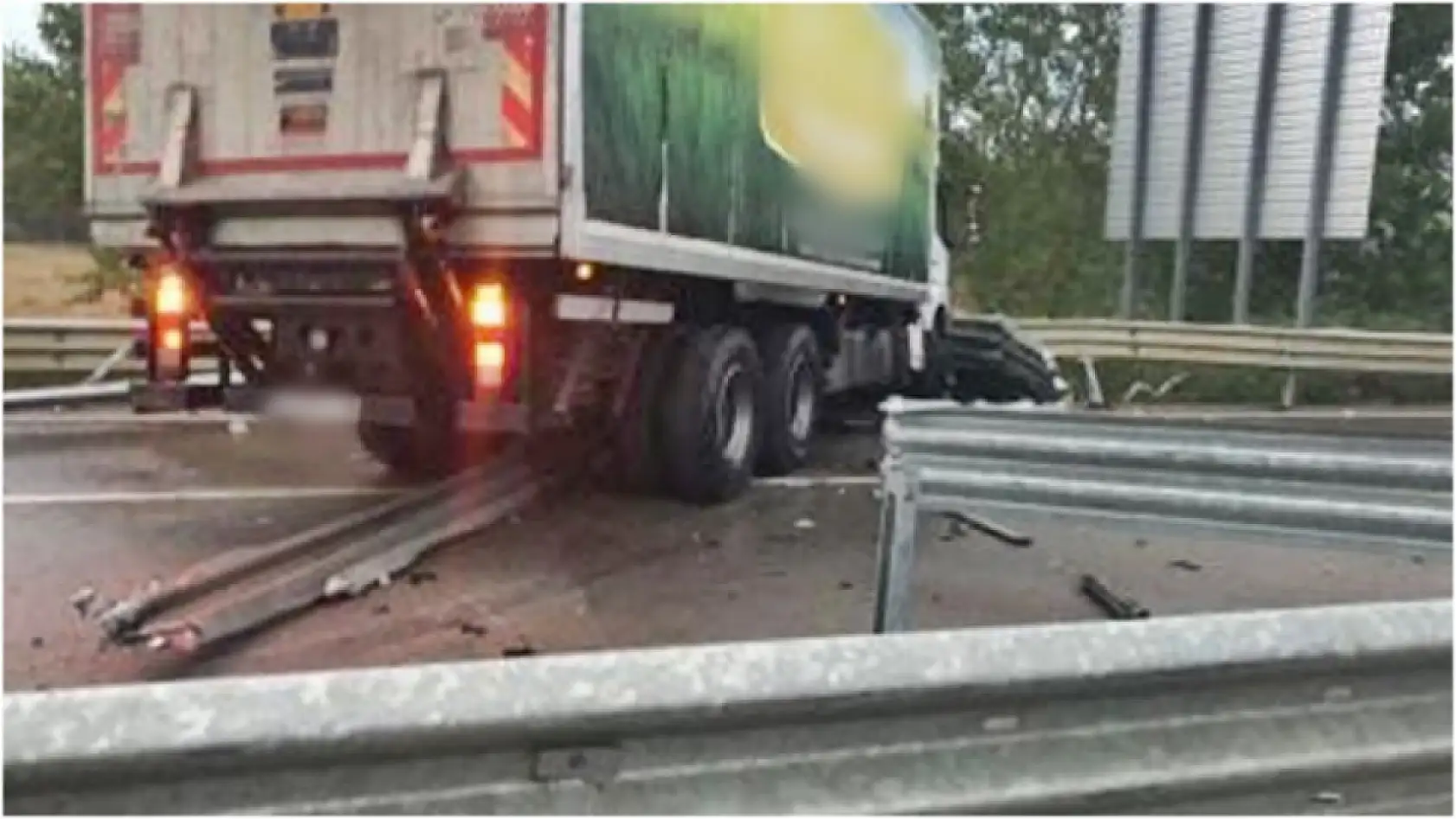 Islak yolda bariyerlere çarpıp karşı şeride geçti