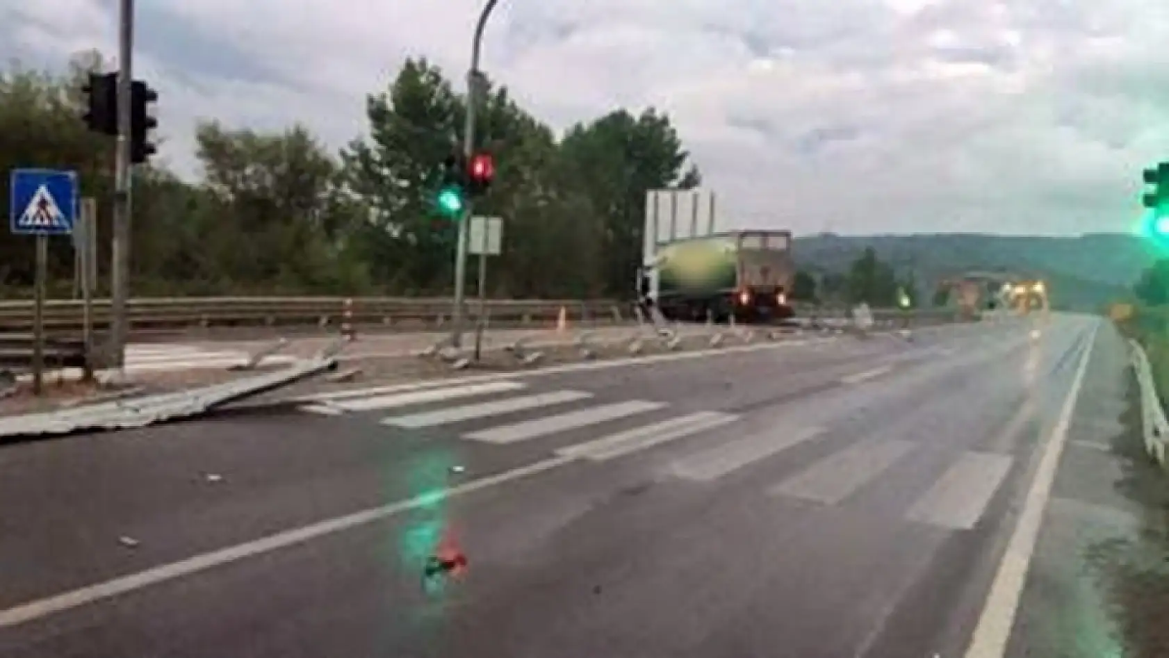 Islak yolda bariyerlere çarpıp karşı şeride geçti