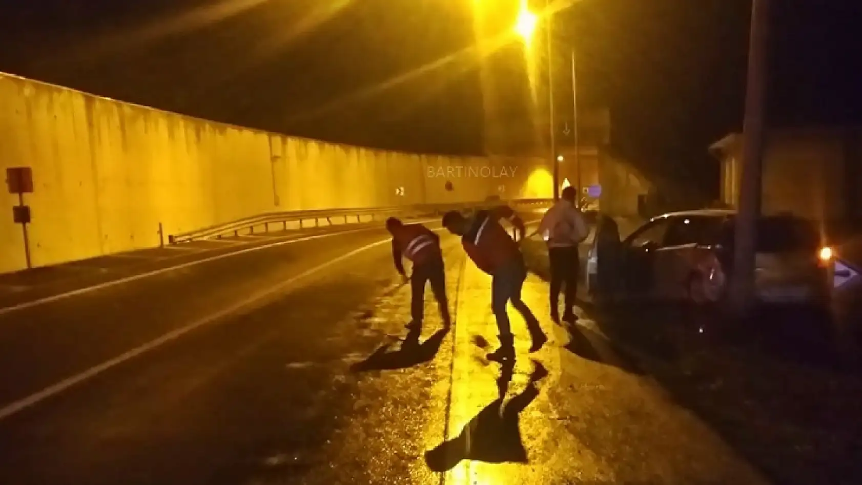 Kayan araç direğe çarptı