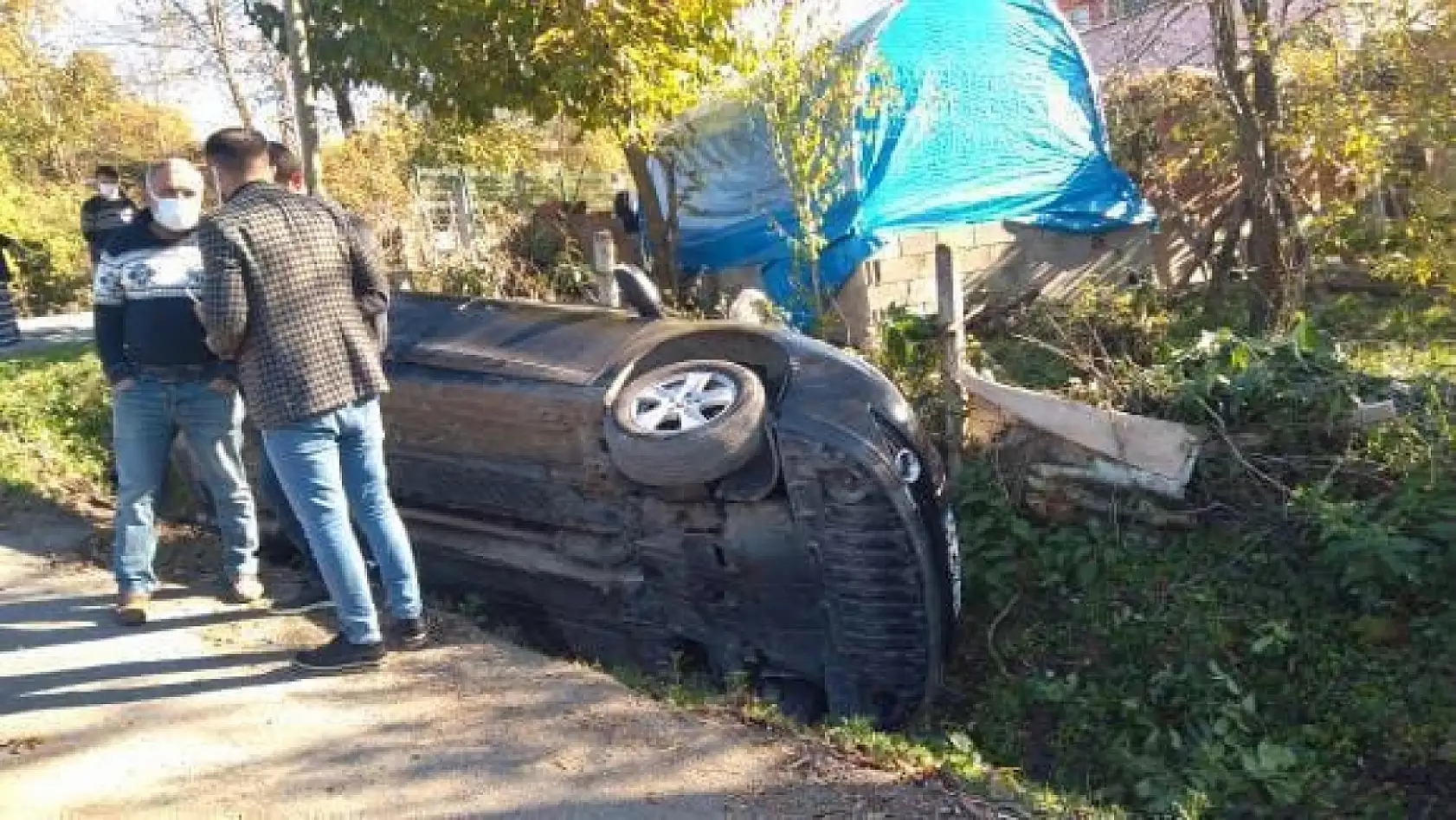 Otomobil kanala devrildi