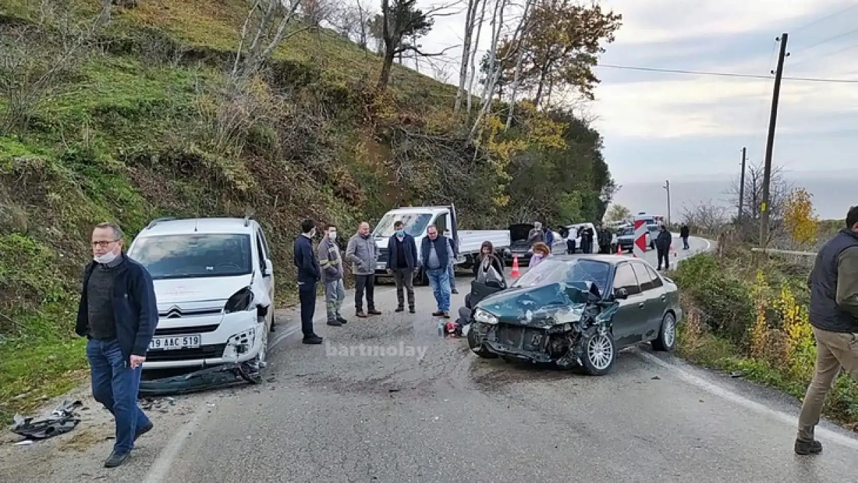 İki araç kafa kafaya çarpıştı