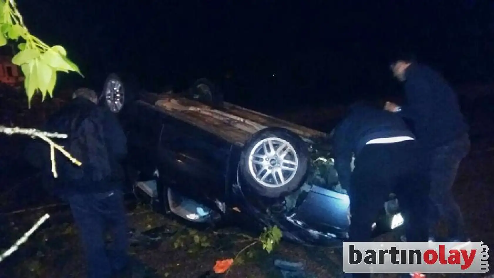 Yola Devrilen Ağaca Çarpan Otomobil ters döndü