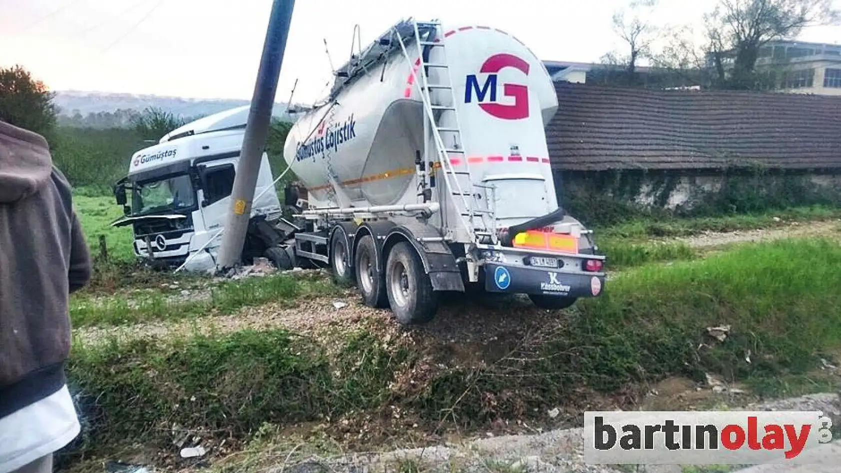 Yoldan çıkan tanker elektrik direğine çarptı