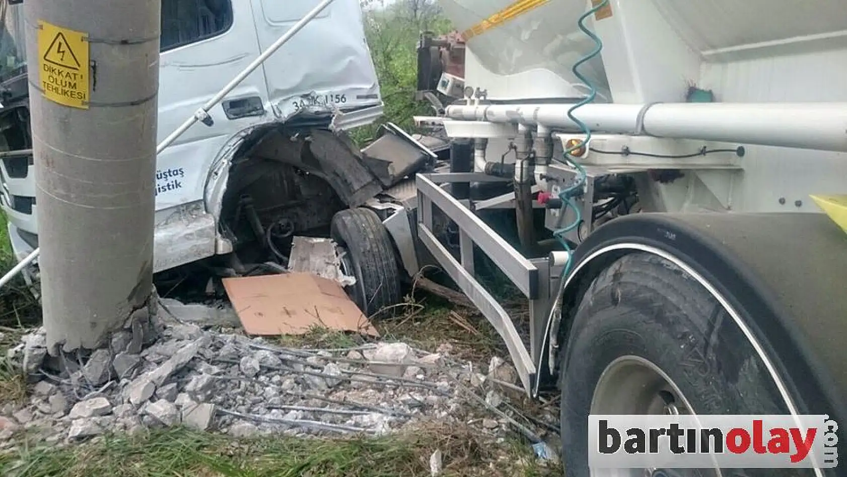 Yoldan çıkan tanker elektrik direğine çarptı