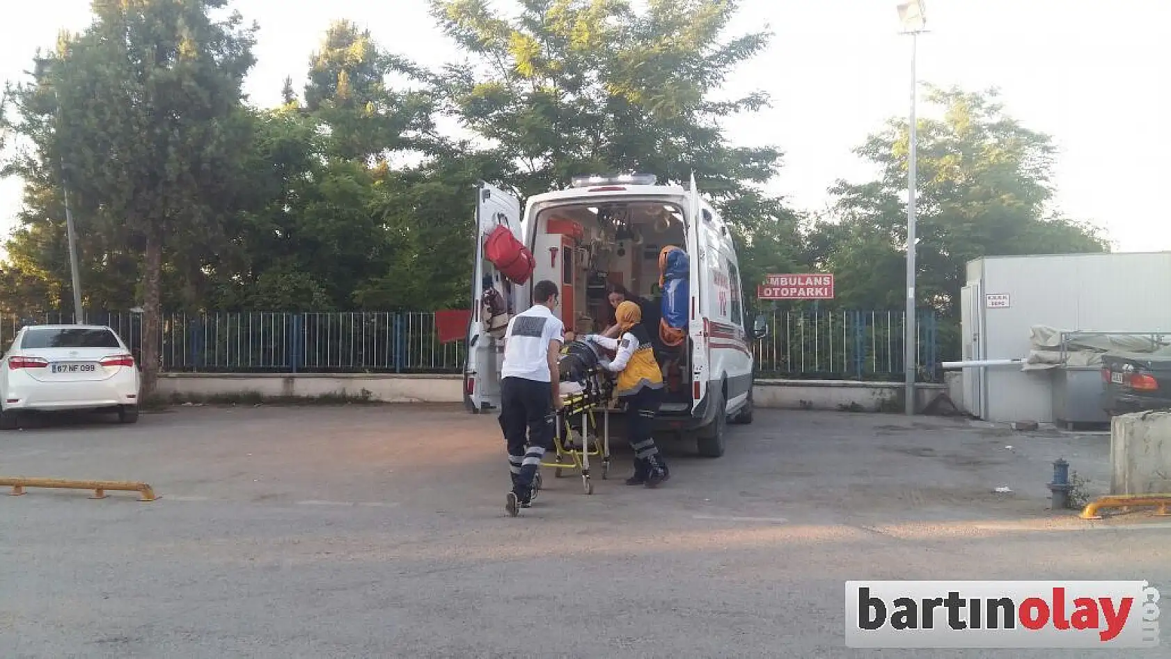 Yolun karşısına geçerken araba çarptı