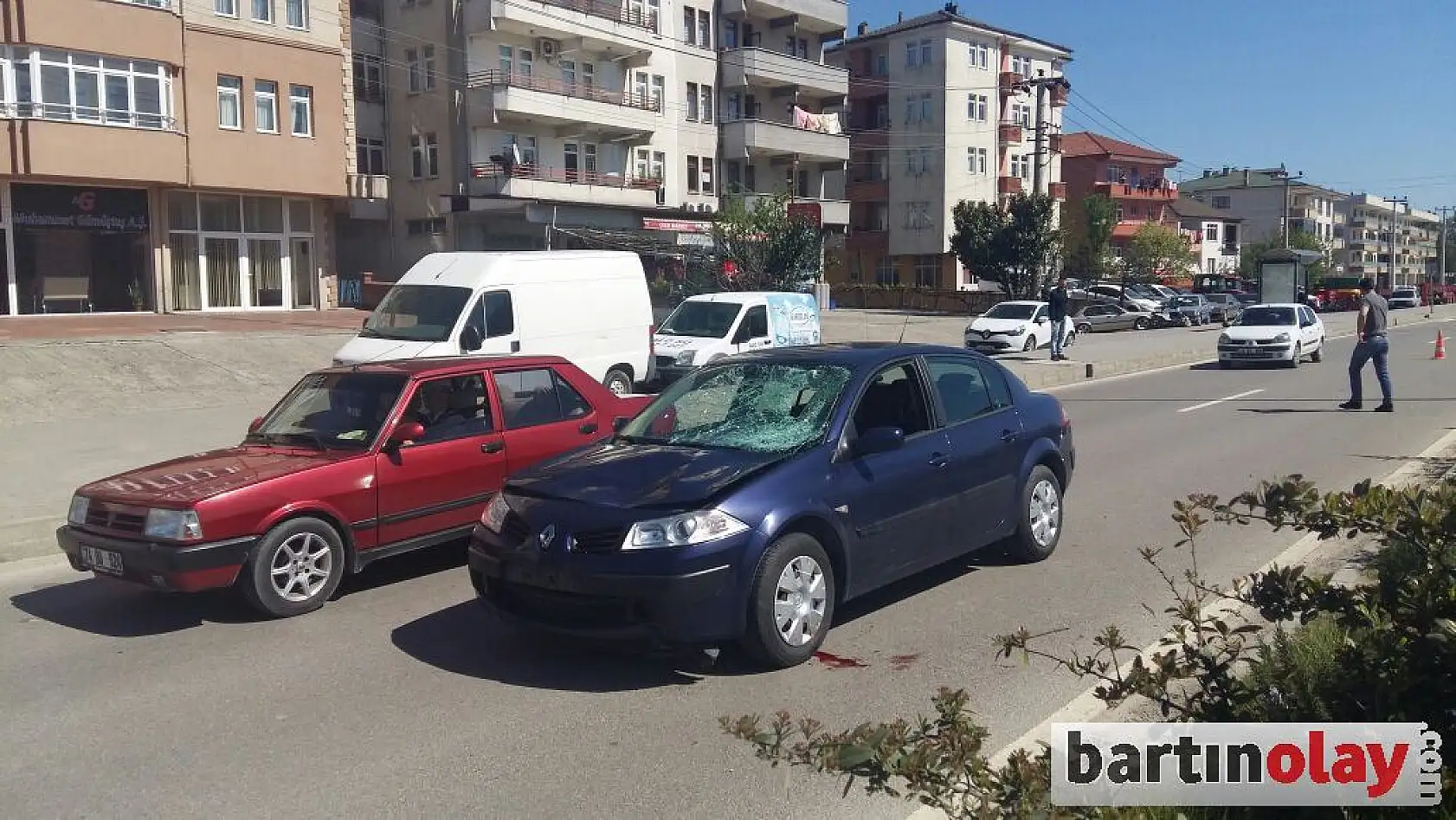 Yolun karşısına geçmek isterken araba çarptı