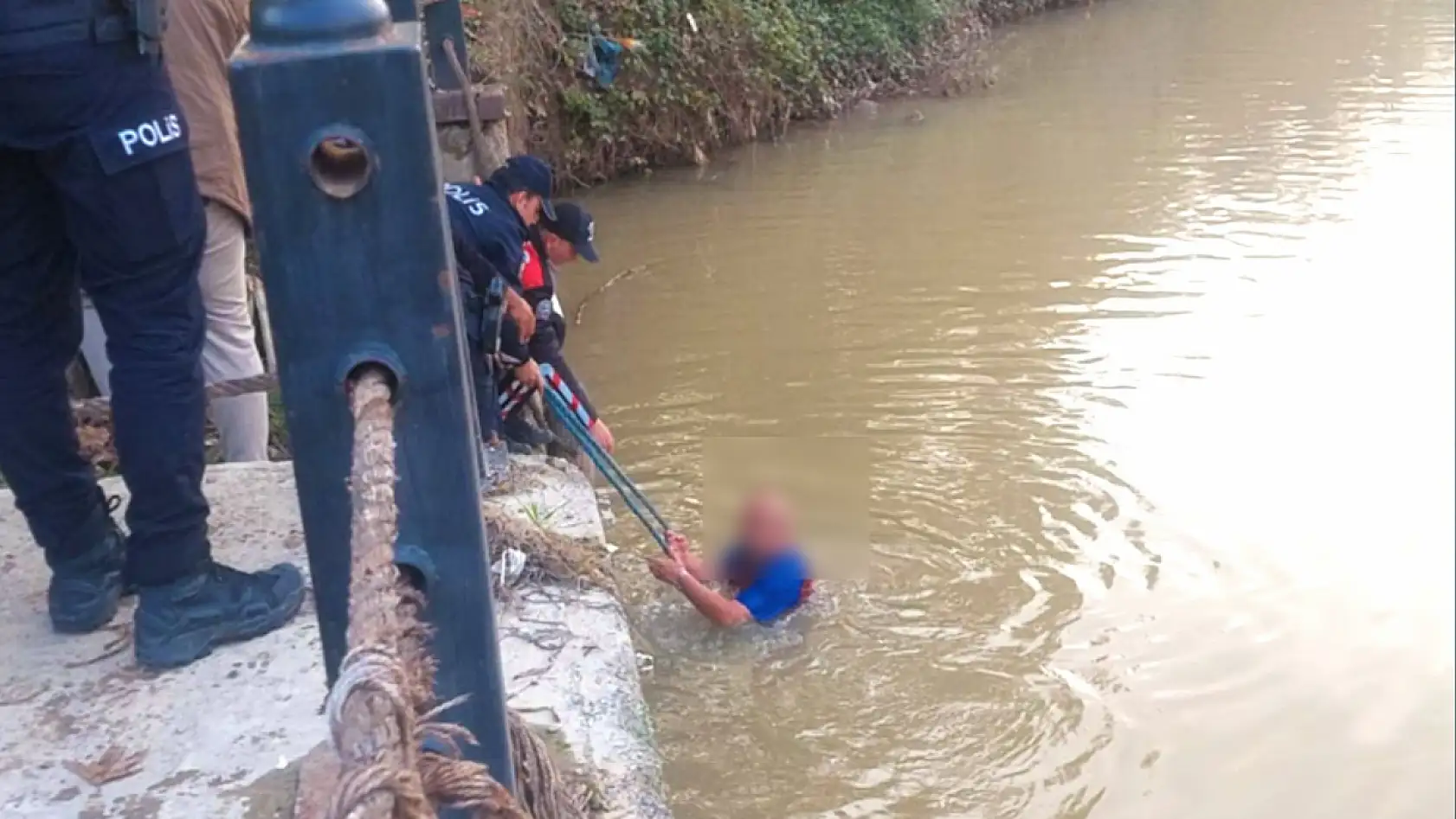 Giysileriyle ırmağa atladı