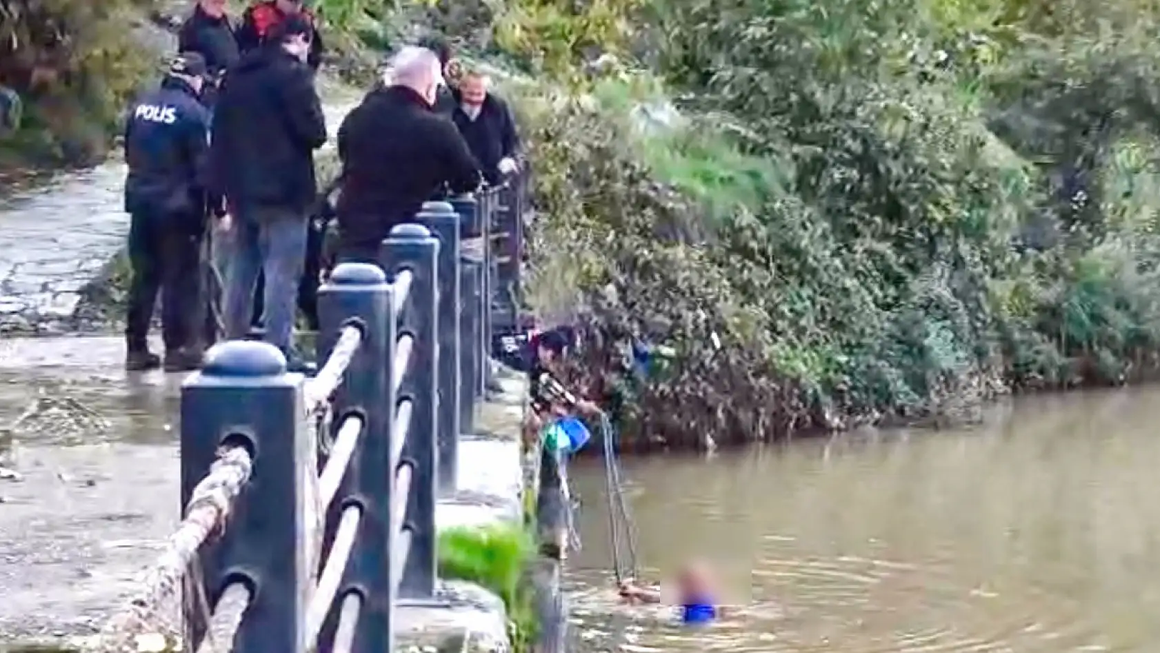 Giysileriyle ırmağa atladı