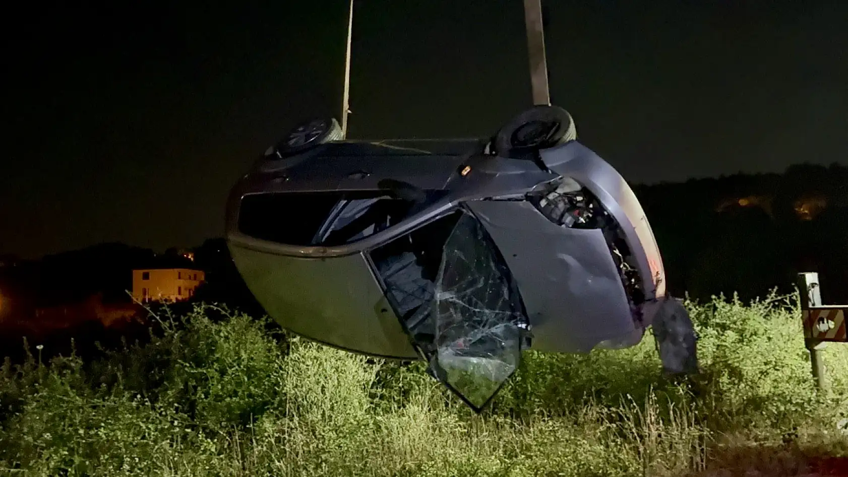 Ekipler kaza yapan aracı aradı